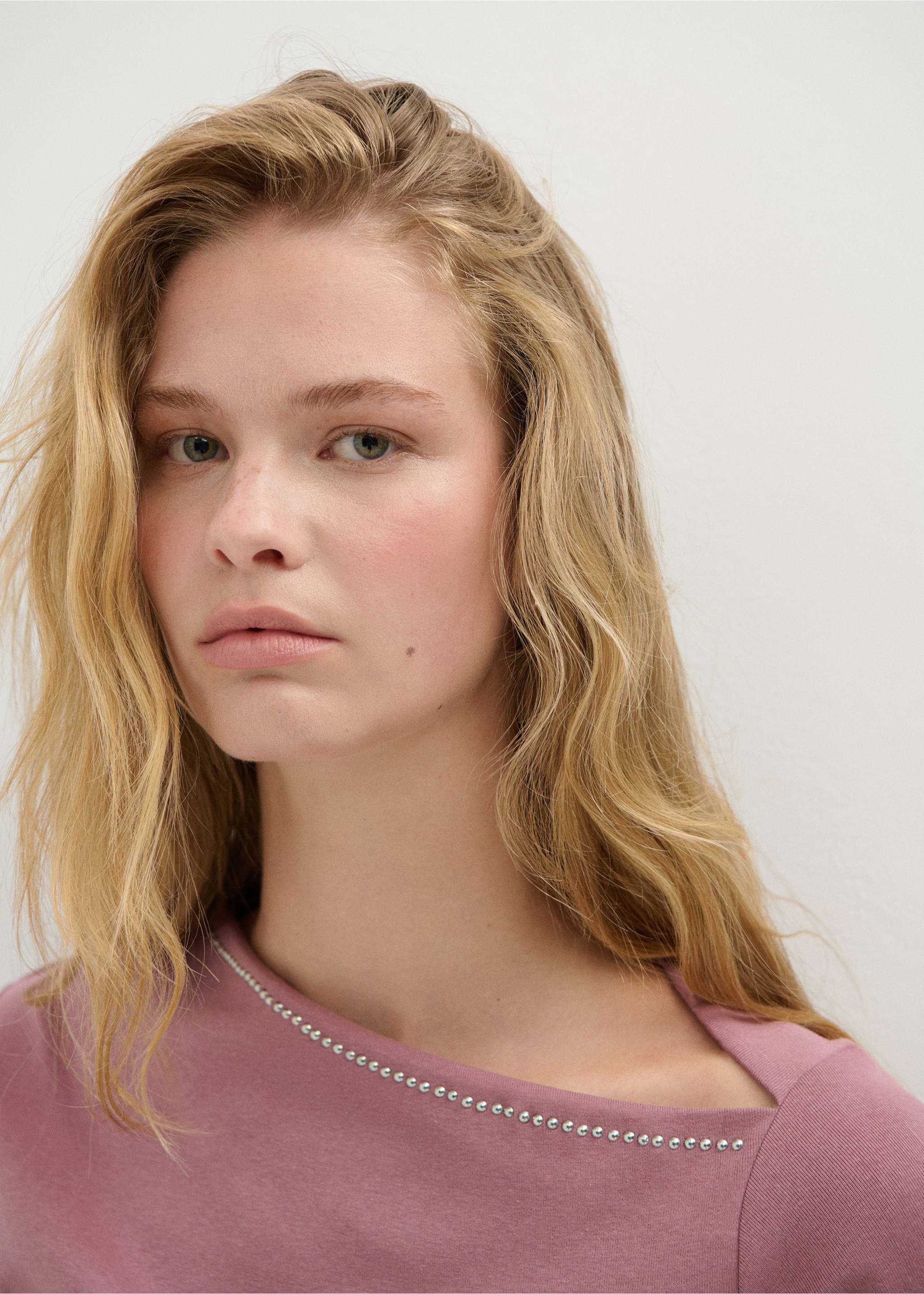 T-shirt with stud detailing - Details of the article 1, Pastel Pink. Ref: 37045857-00.