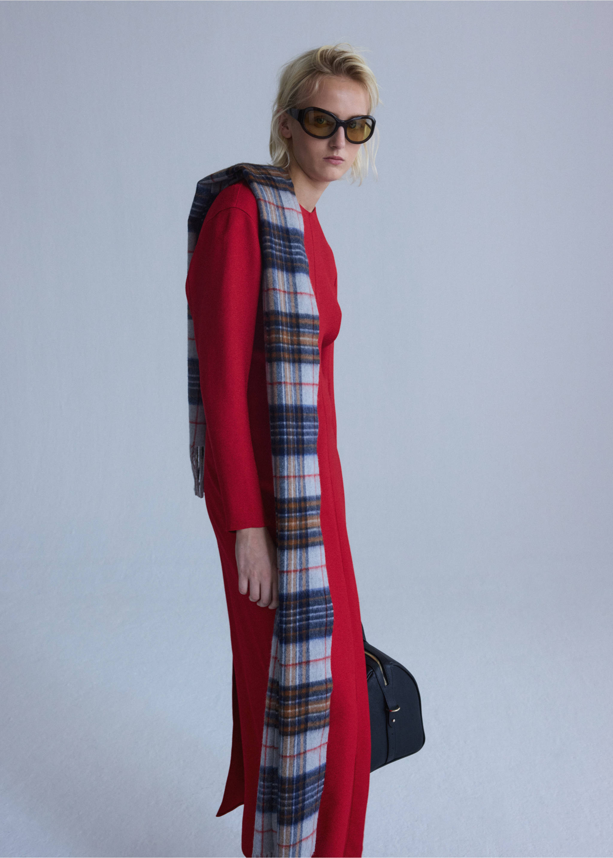 A-line dress with gathered details - Details of the article 1, Red. Ref: 37045873-00.