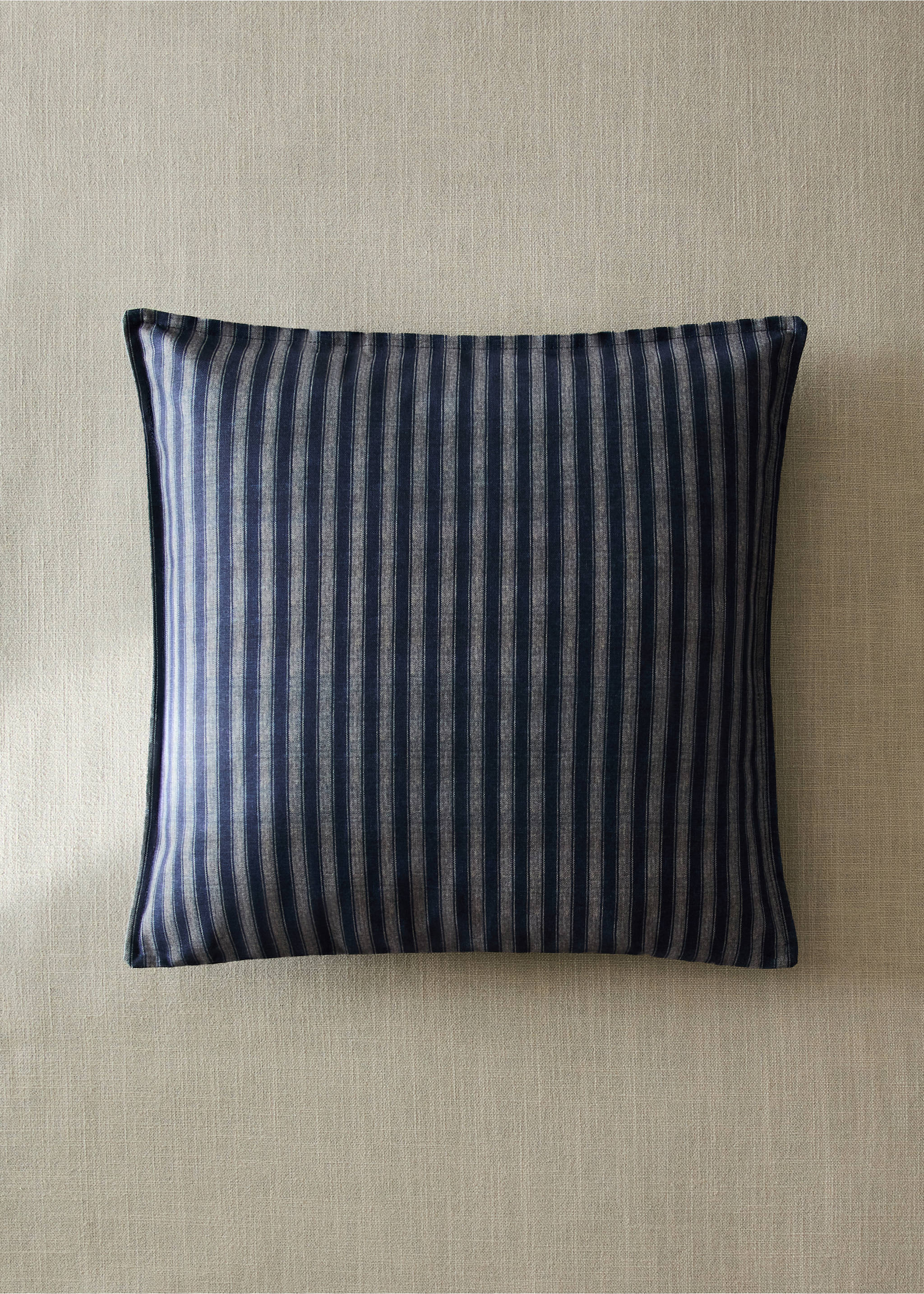 100% cotton cover with striped detail and topstitching 20x20 inches - General plane, Blue. Ref: 37045874-00.