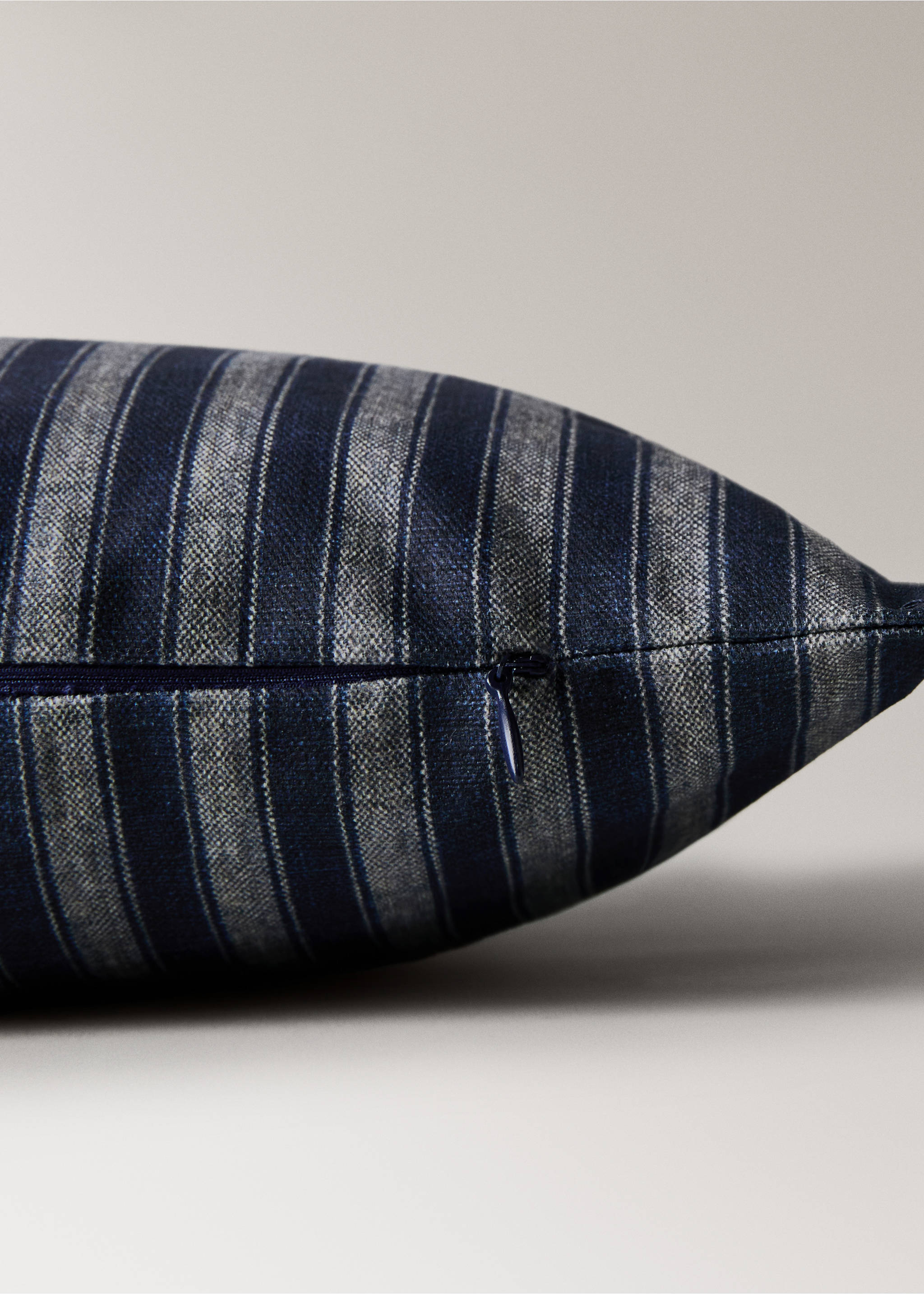 100% cotton cover with striped detail and topstitching 20x20 inches - Details of the article 2, Blue. Ref: 37045874-00.