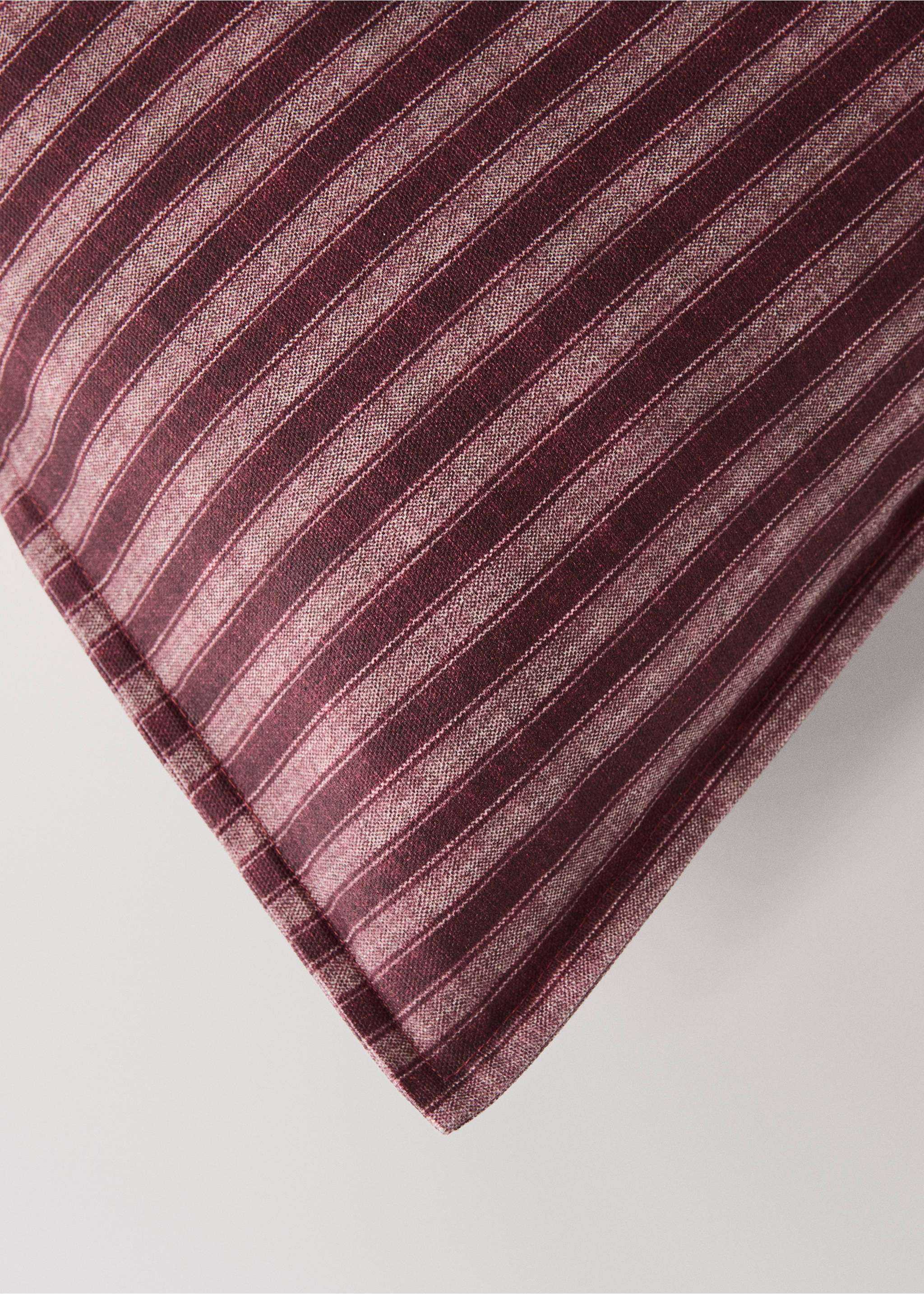 100% cotton cover with striped detail and topstitching 50x50 cm - Details of the article 1, Dark Red. Ref: 37045874-00.