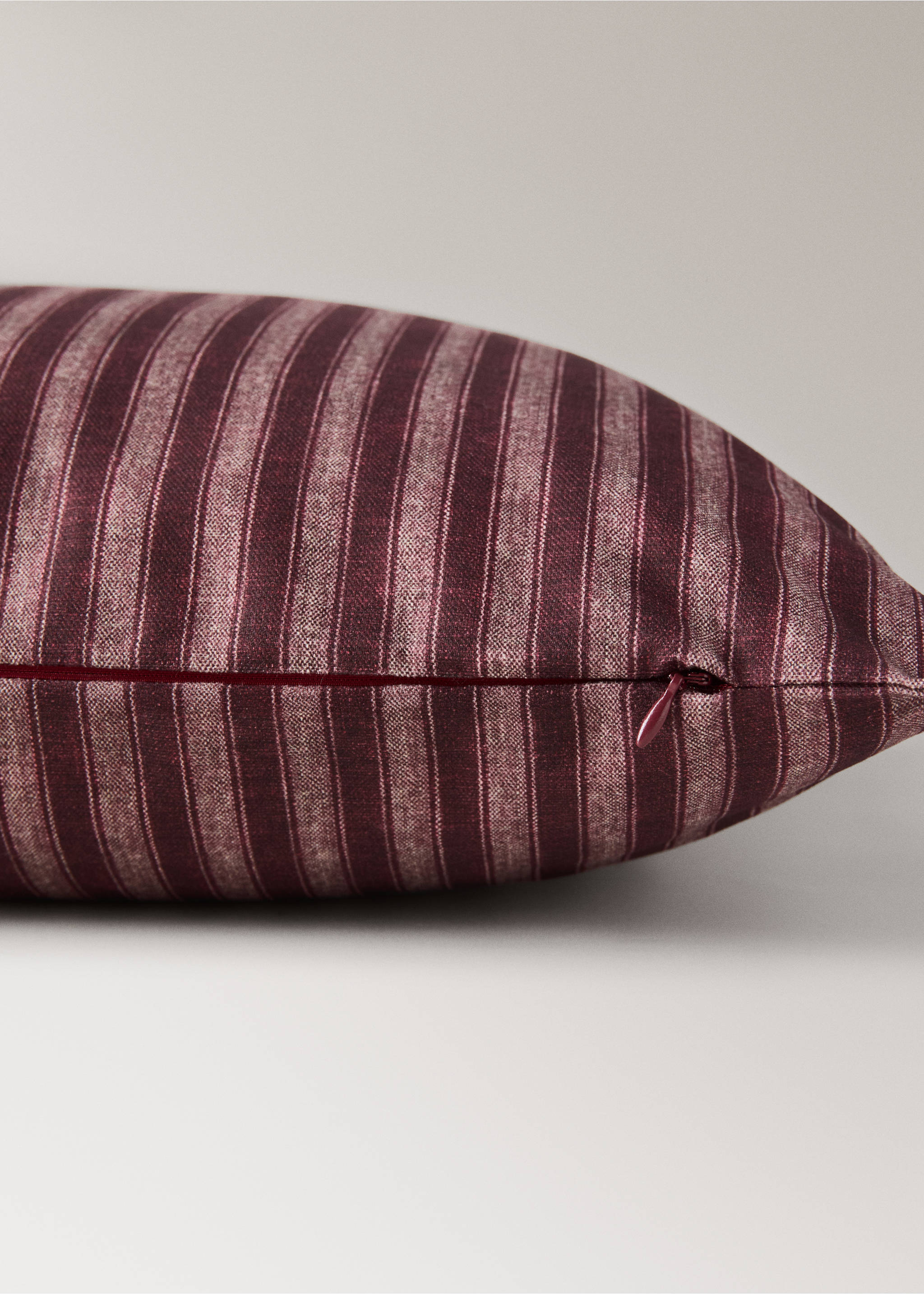 100% cotton cover with striped detail and topstitching 50x50 cm - Details of the article 2, Dark Red. Ref: 37045874-00.