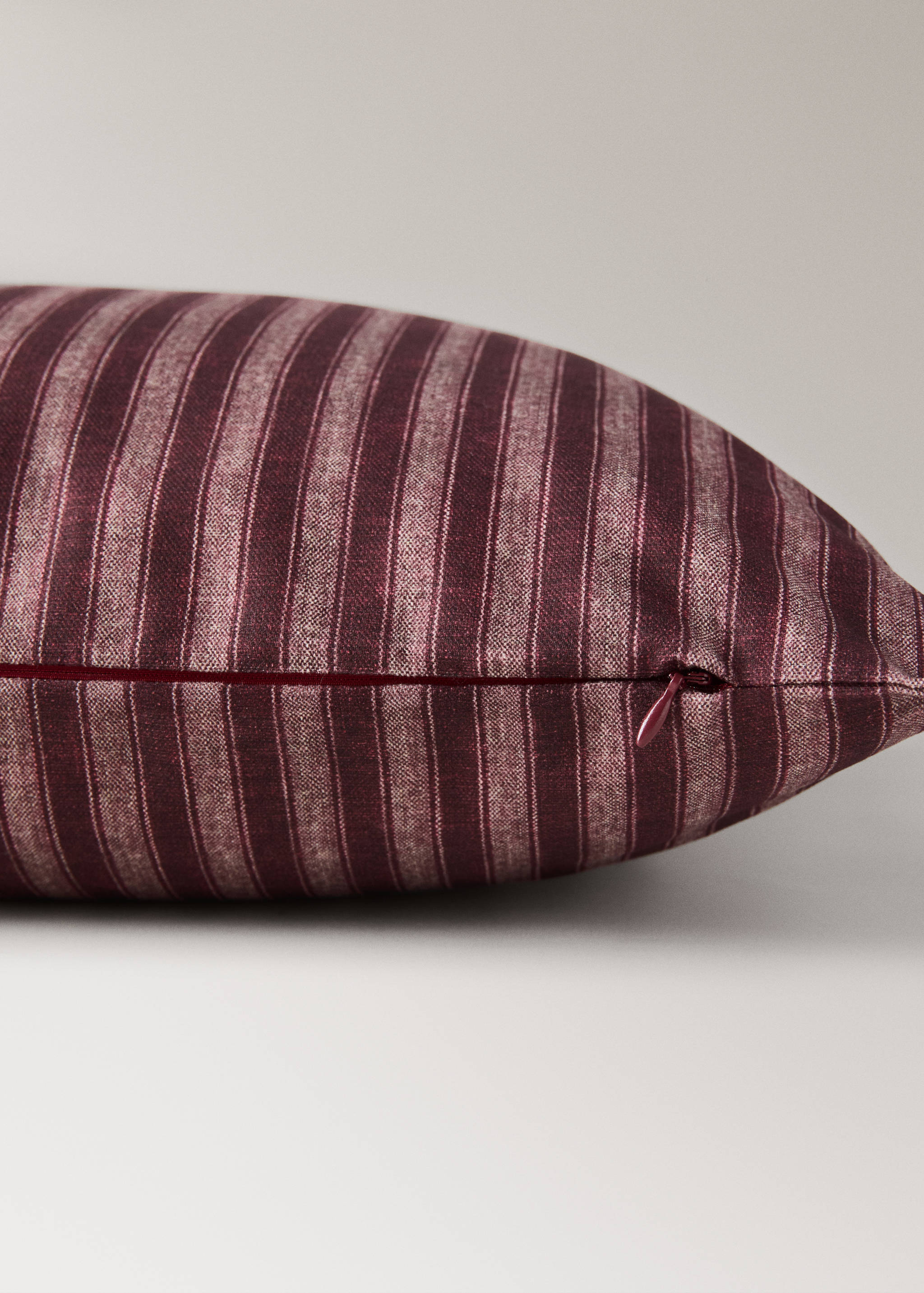 100% cotton cover with striped detail and topstitching 20x20 inches - Details of the article 2