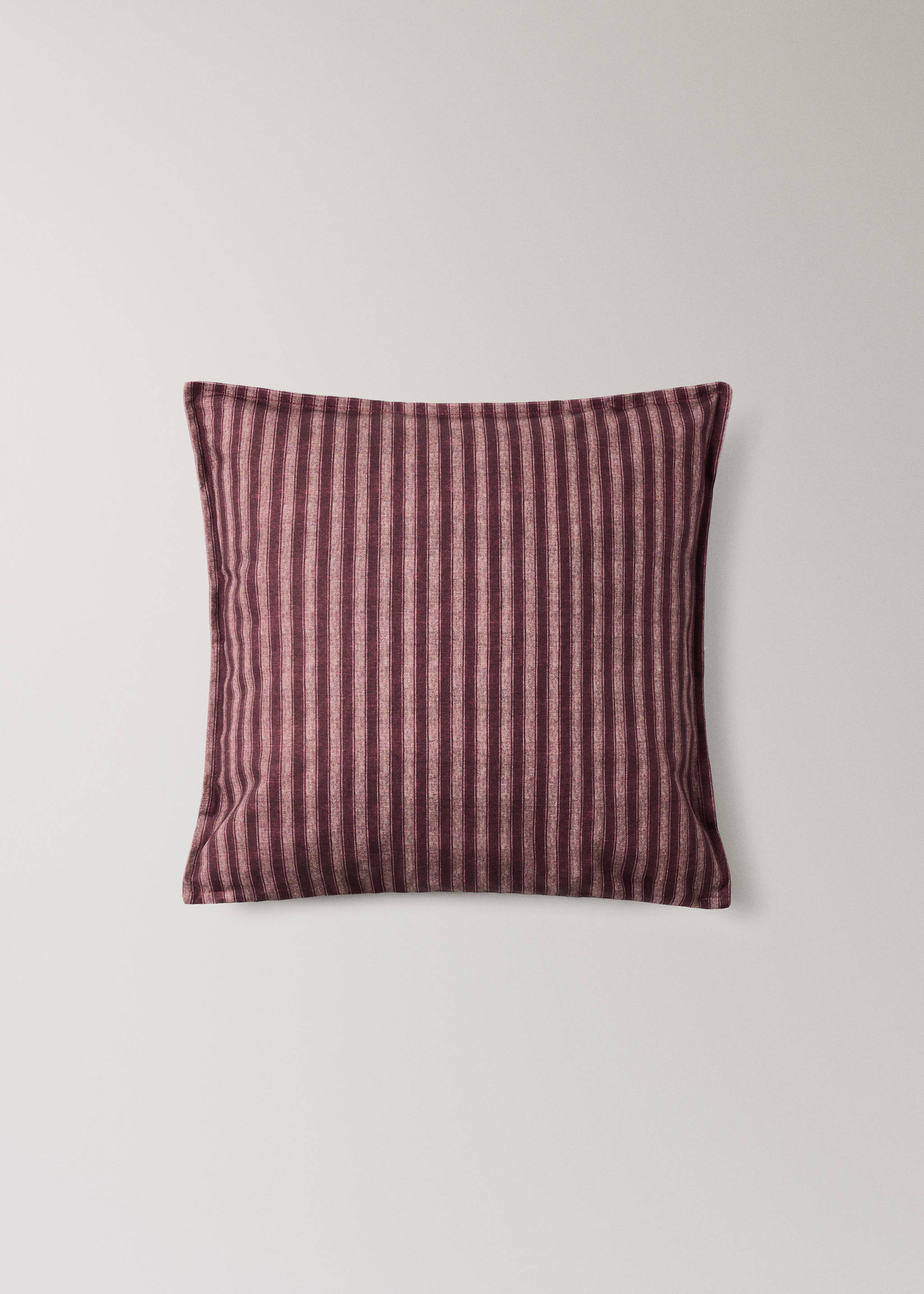 100% cotton cover with striped detail and topstitching 20x20 inches - Article without model