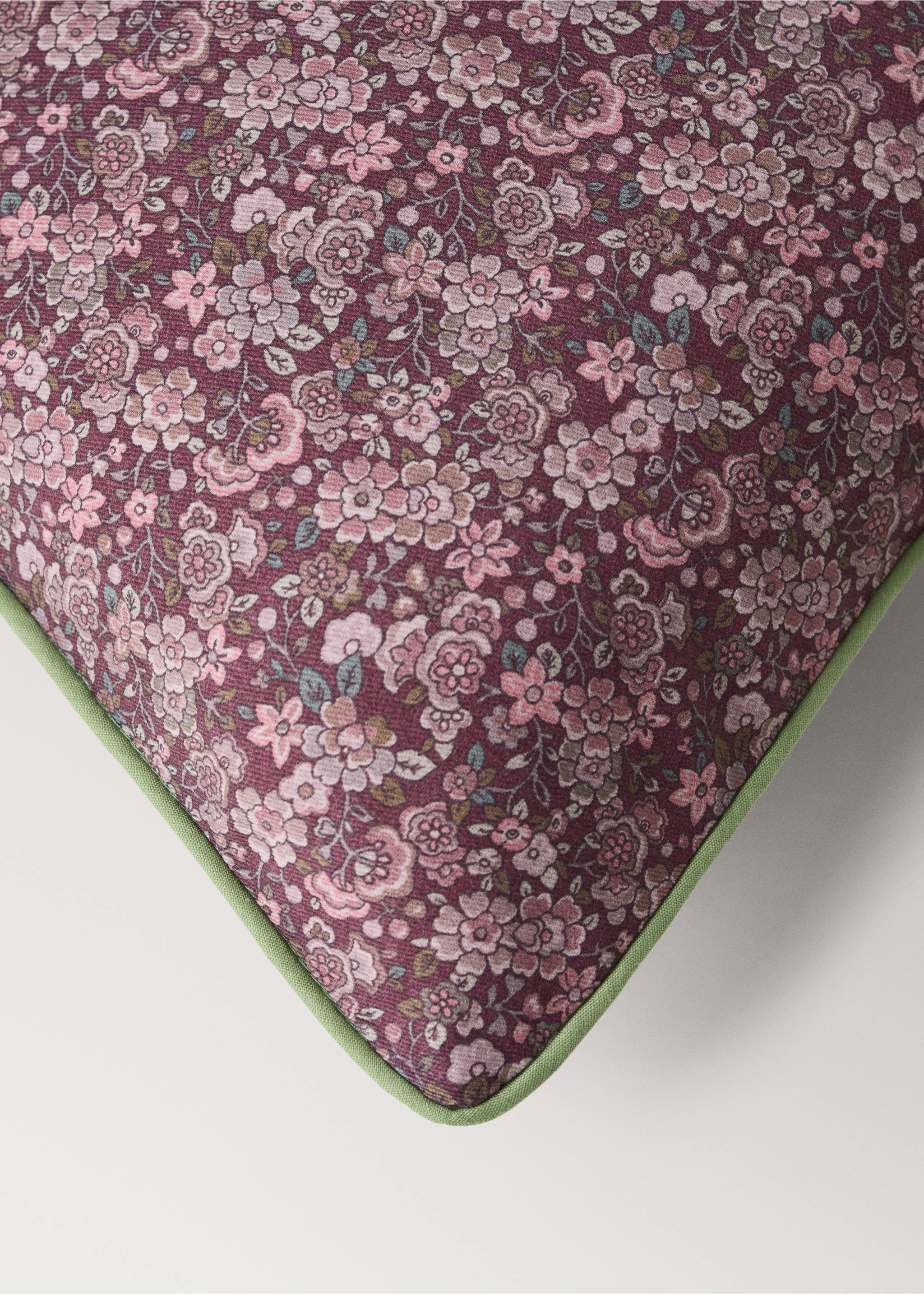 100% cotton canvas cushion cover 40 x 40 cm - Details of the article 1, Coral Red. Ref: 37045875-00.