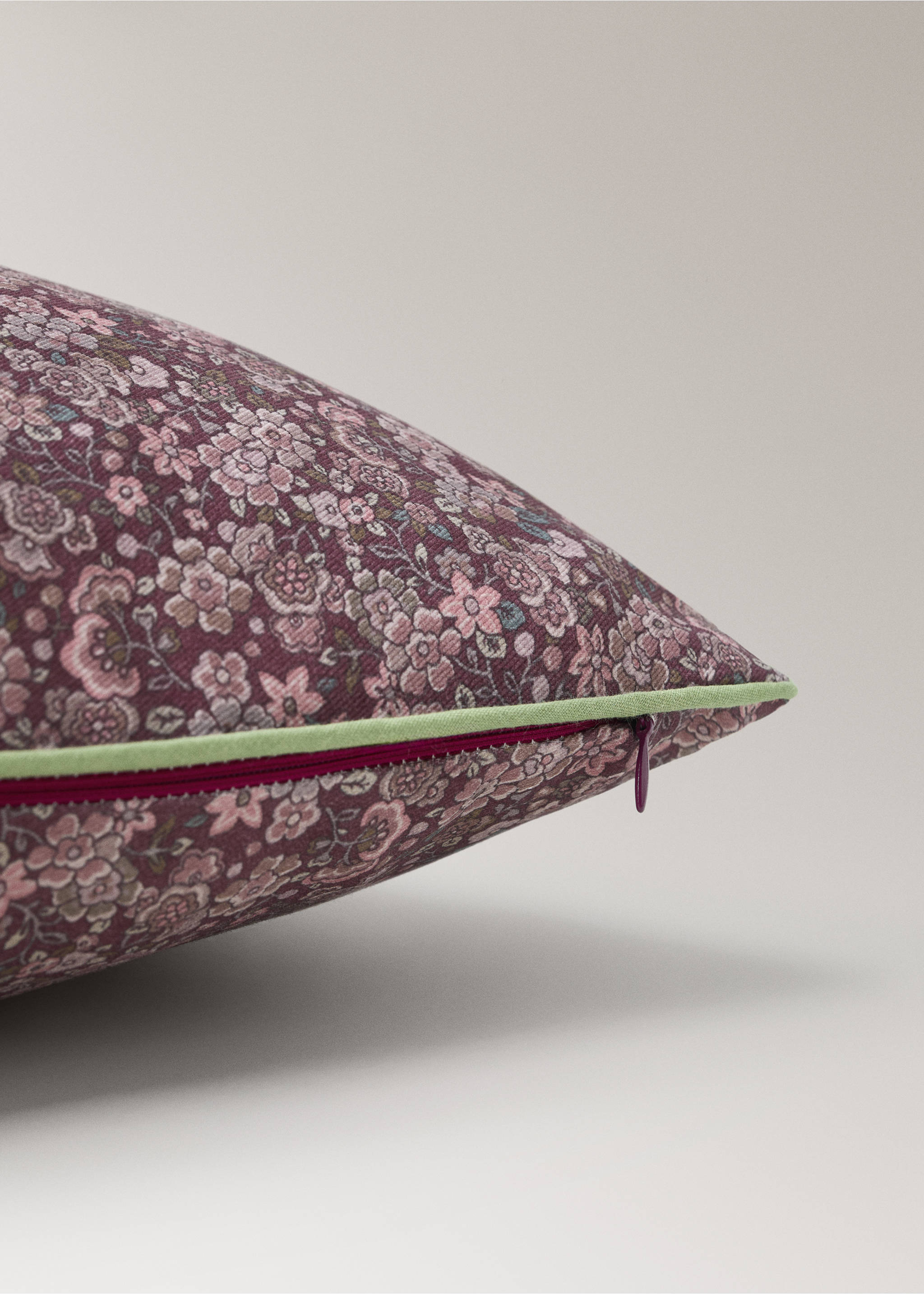 100% cotton canvas cushion cover 40 x 40 cm - Details of the article 2, Coral Red. Ref: 37045875-00.