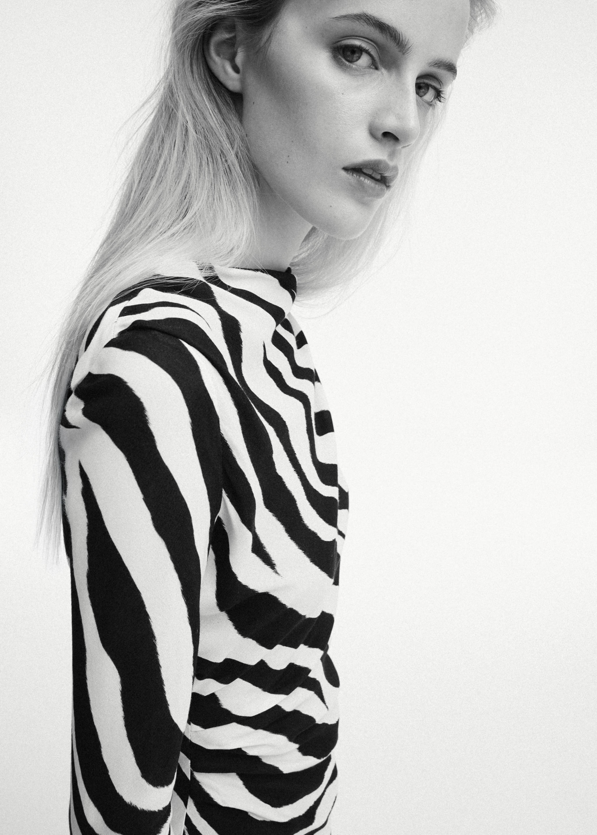 Zebra-print dress with flared sleeves - Details of the article 1