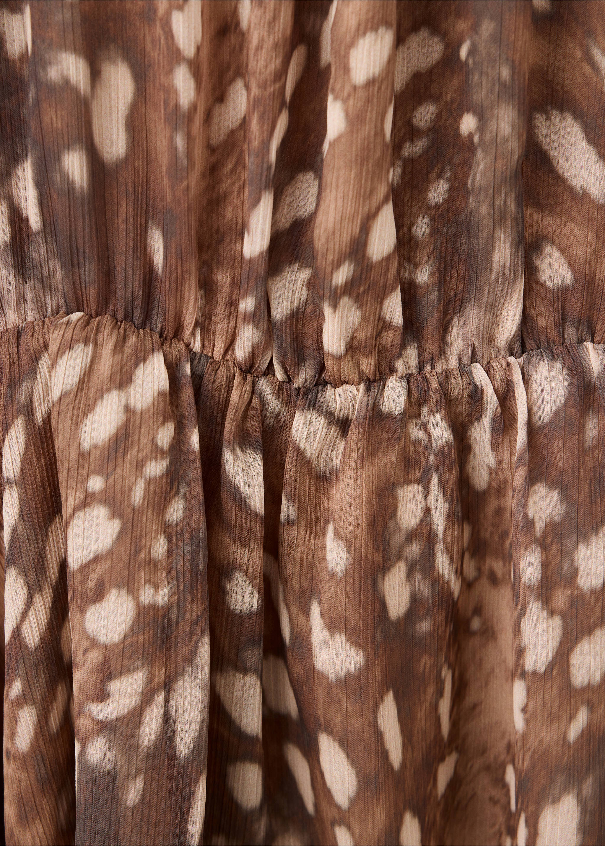 Gemustertes Kleid mit halbhohem Kragen - Detail des Artikels 8, Braun. Ref: 37045882-00.