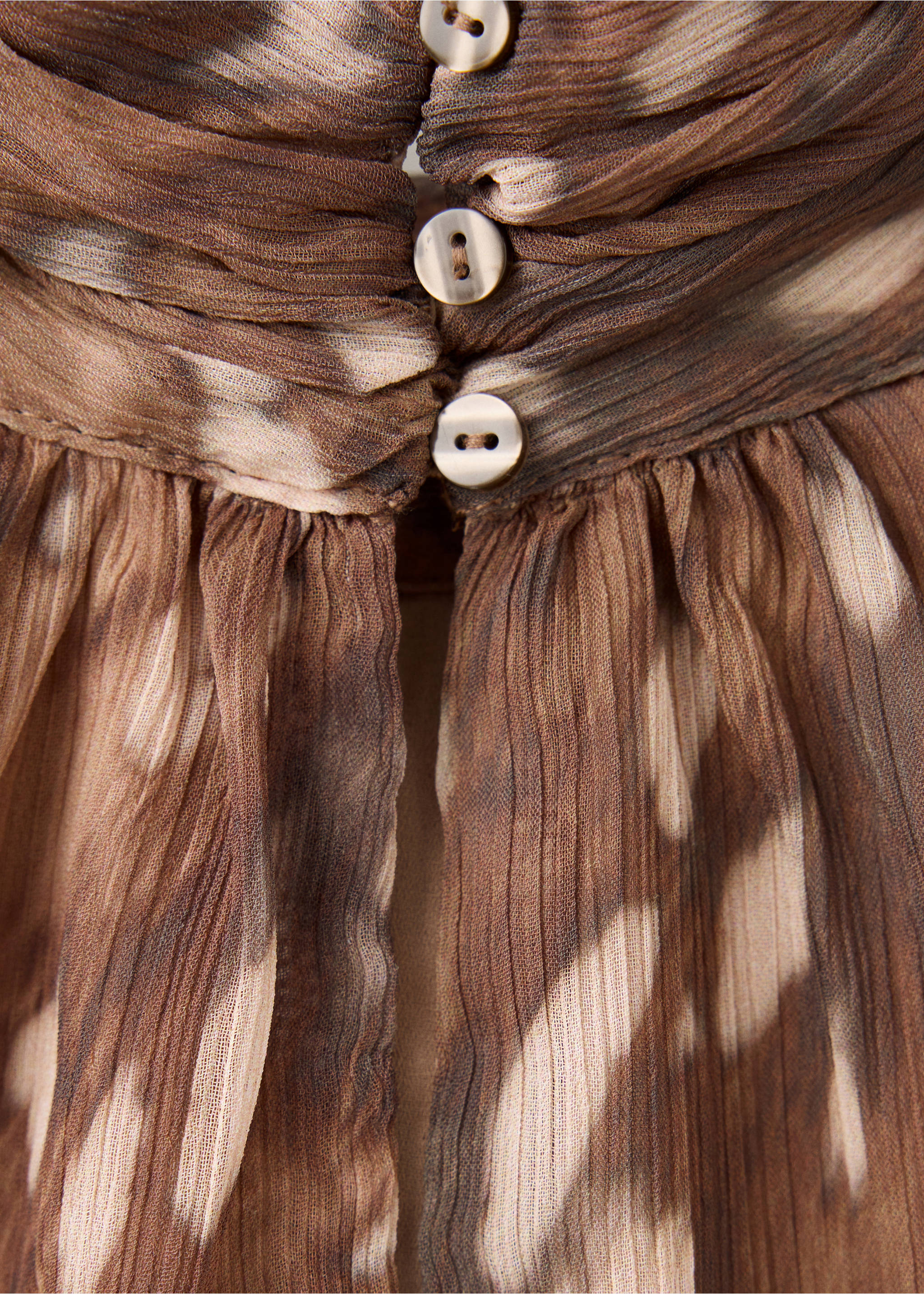 Gemustertes Kleid mit halbhohem Kragen - Detail des Artikels 0, Braun. Ref: 37045882-00.