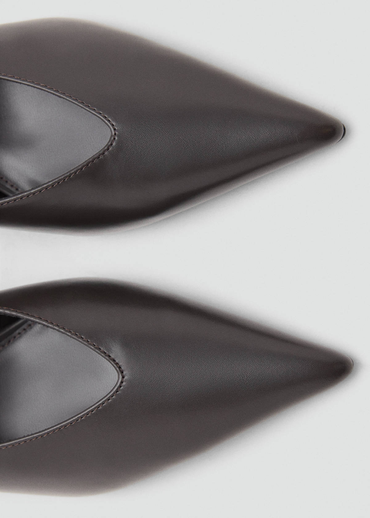 Pointed-toe court shoe in leather effect — Grey