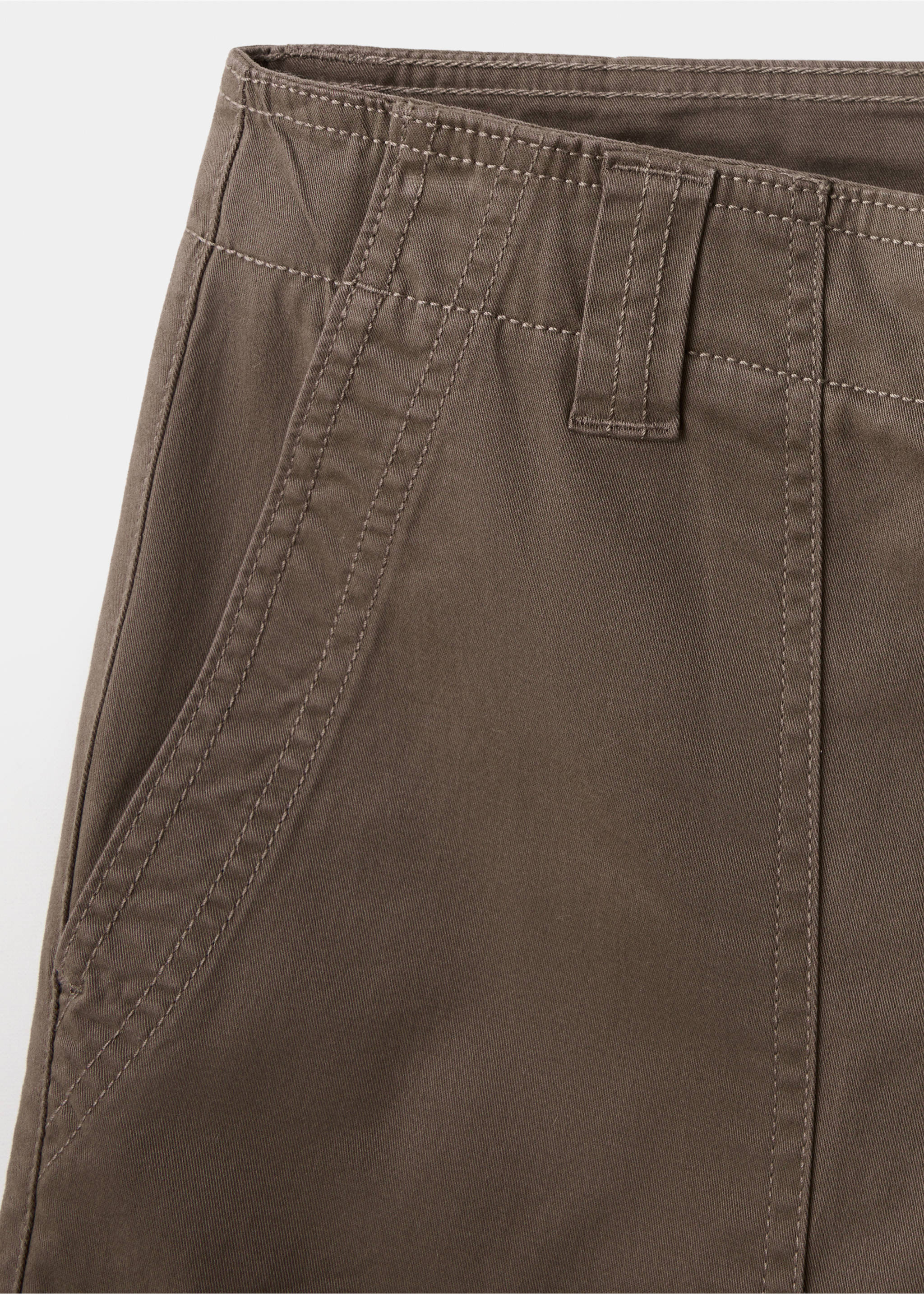 Pockets straight trousers - Details of the article 8, Brown. Ref: 37045983-00.