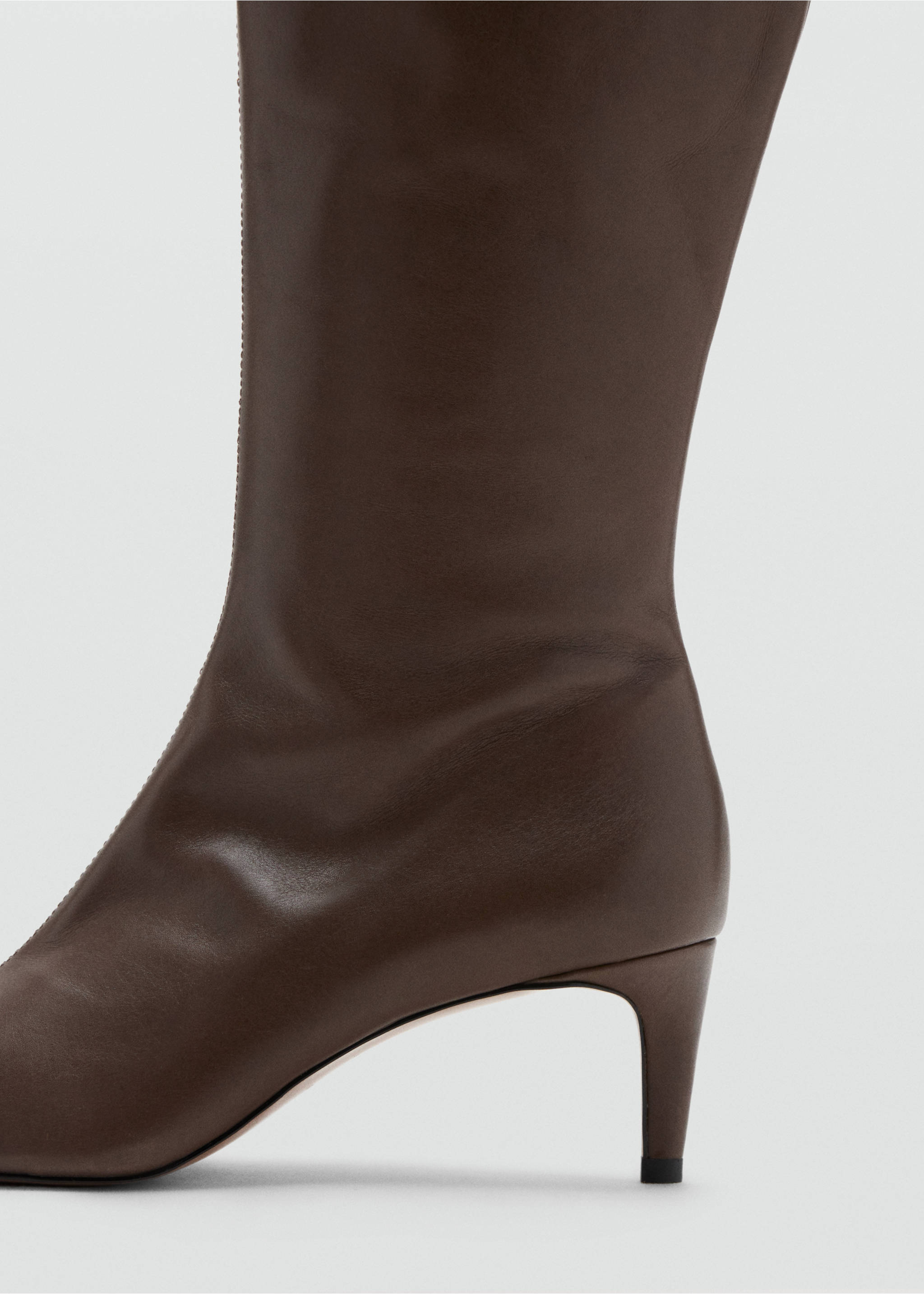 Dark brown leather knee-high boot with a slim kitten heel., Khaki. Ref: 37045987-00.