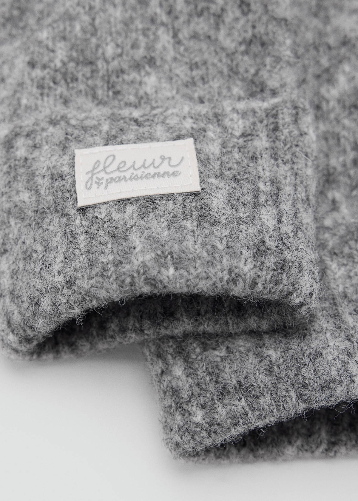 Knitted gloves — Grey