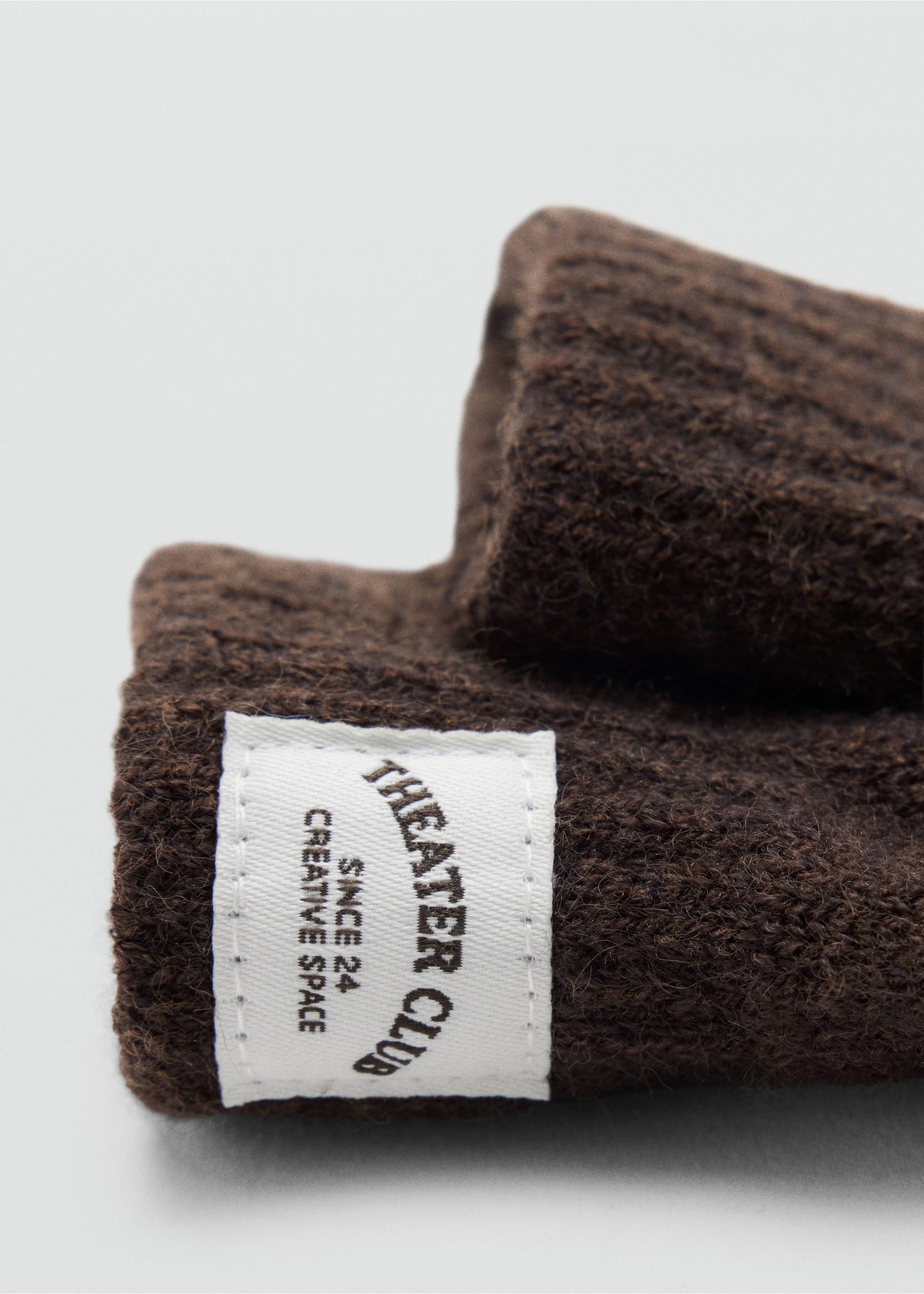 Plain knit gloves - Details of the article 1, Chocolate. Ref: 37045996-00.