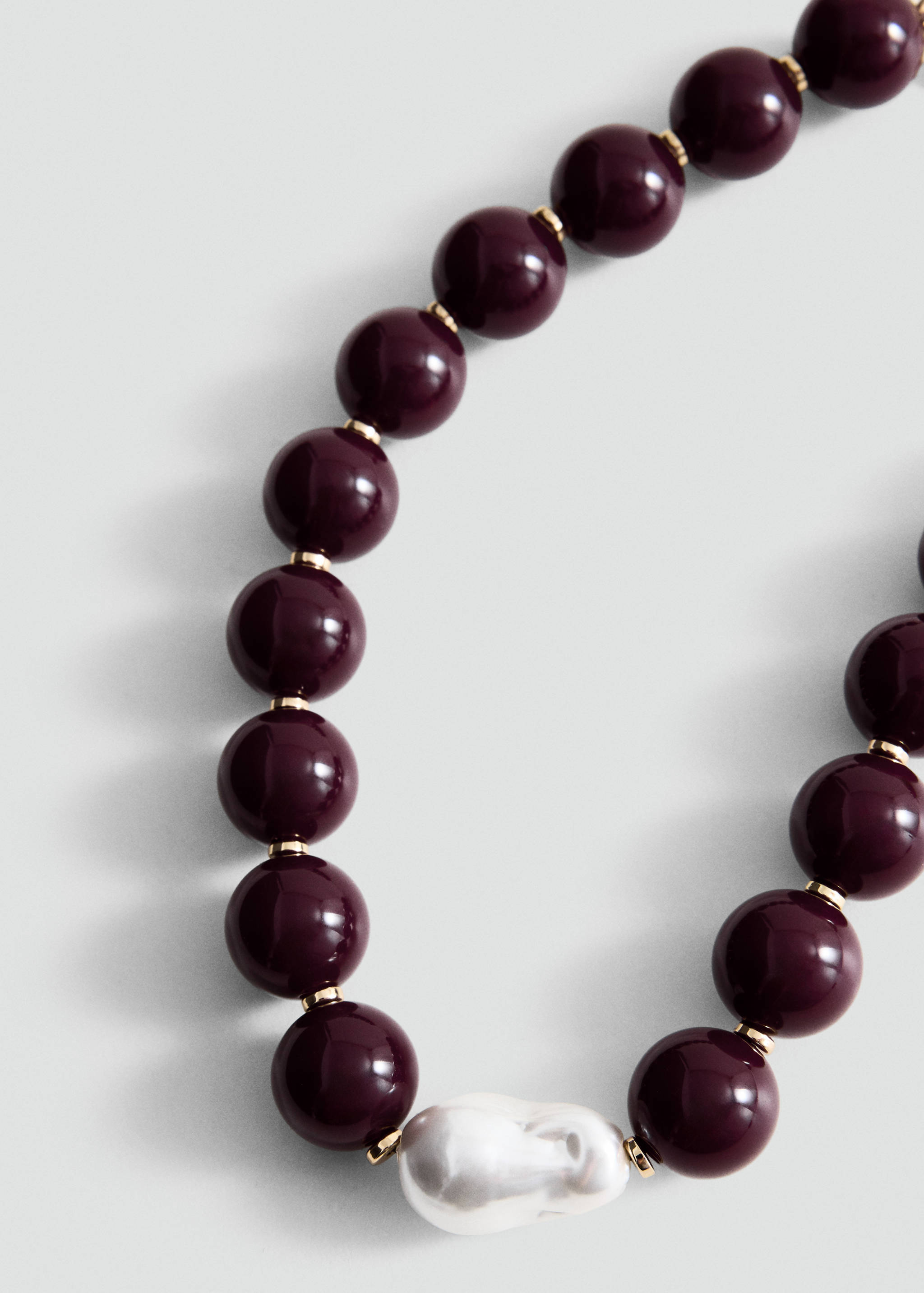 Collier détail perle - Plan moyen