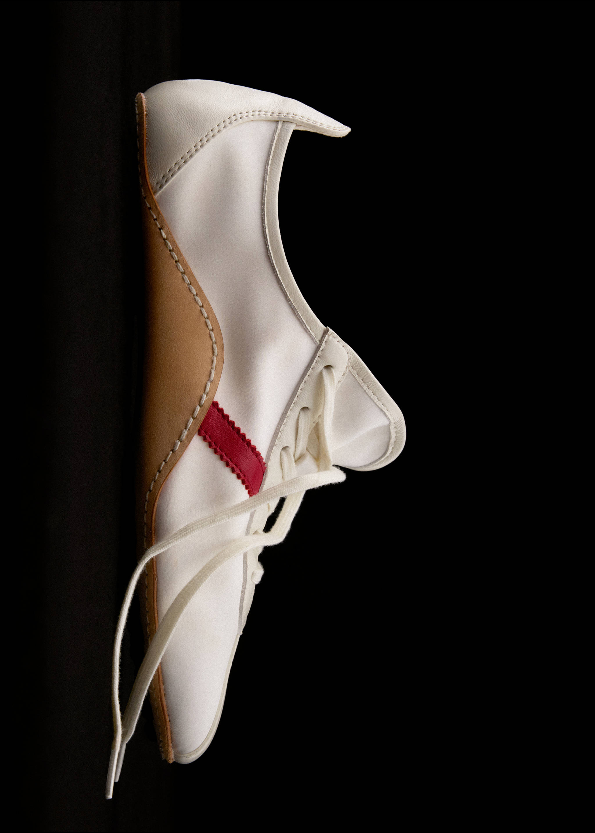 Contrast leather sneaker - Details of the article 5, White. Ref: 37046011-00.