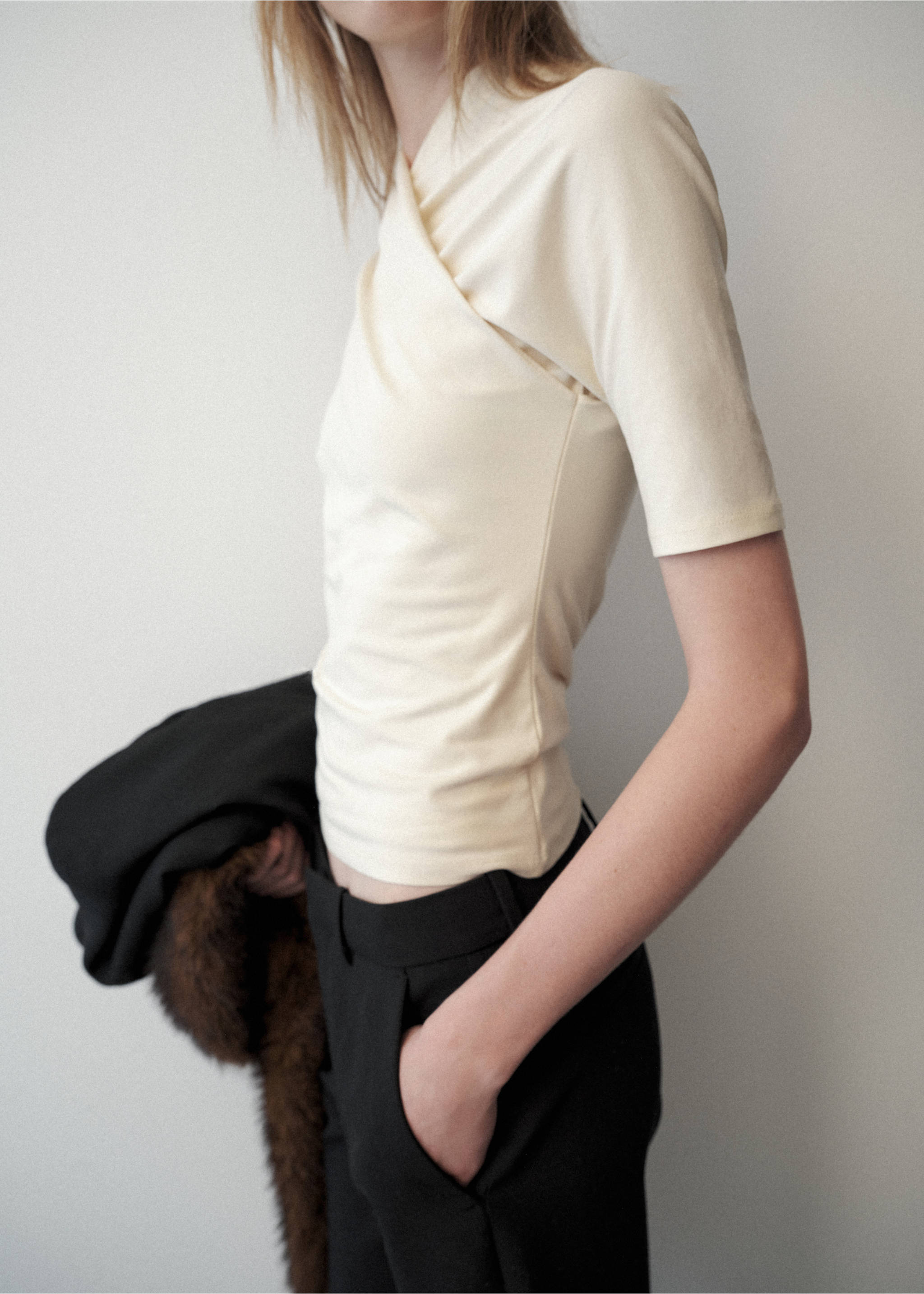 Fitted wrap-effect top - Details of the article 1, Ecru. Ref: 37046012-00.