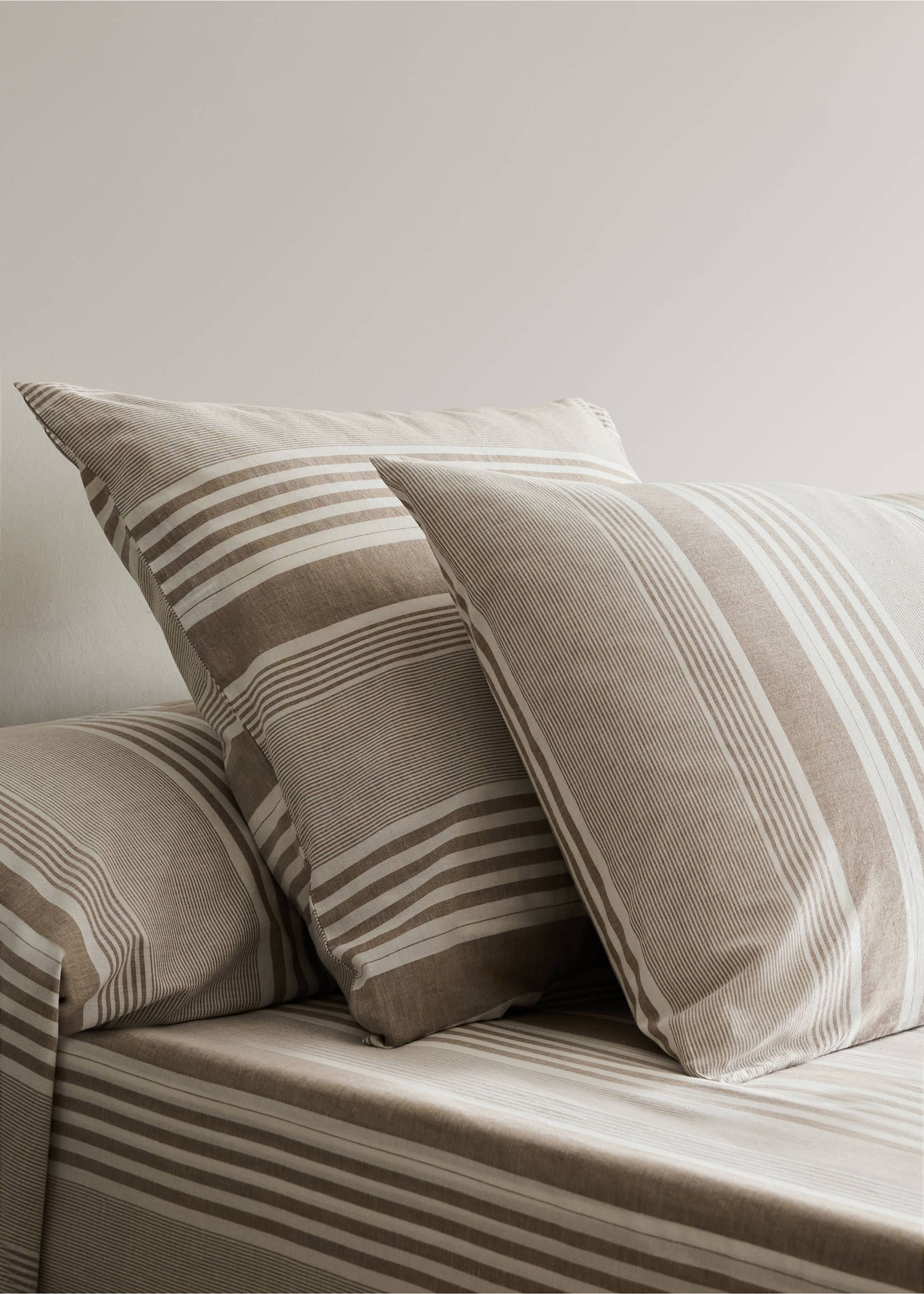 100% cotton striped pillowcase, 50 x 75 cm - General plane, Tobacco Brown. Ref: 37046329-00.