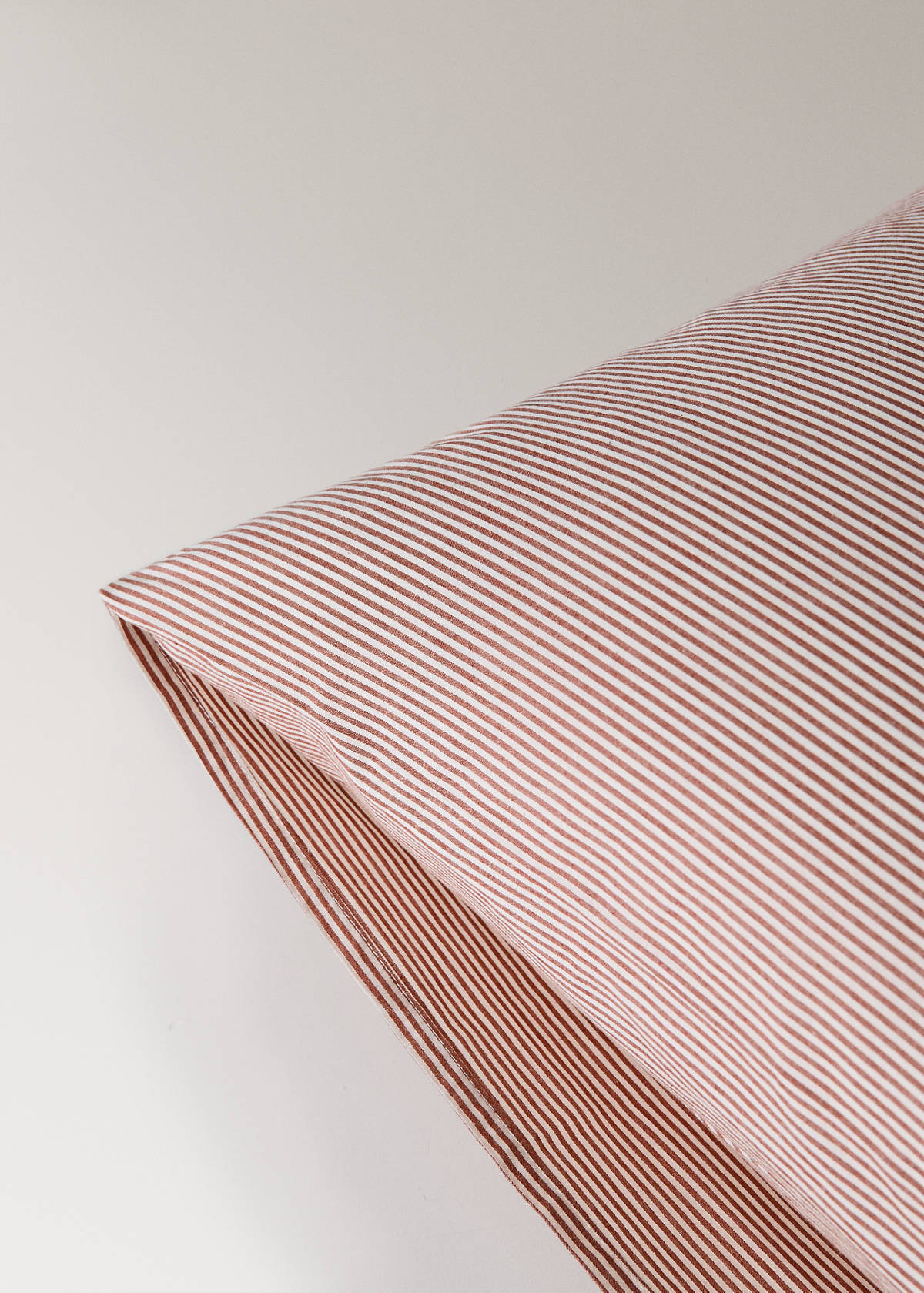 Two striped cotton pillowcases 50 x 75 cm — Red