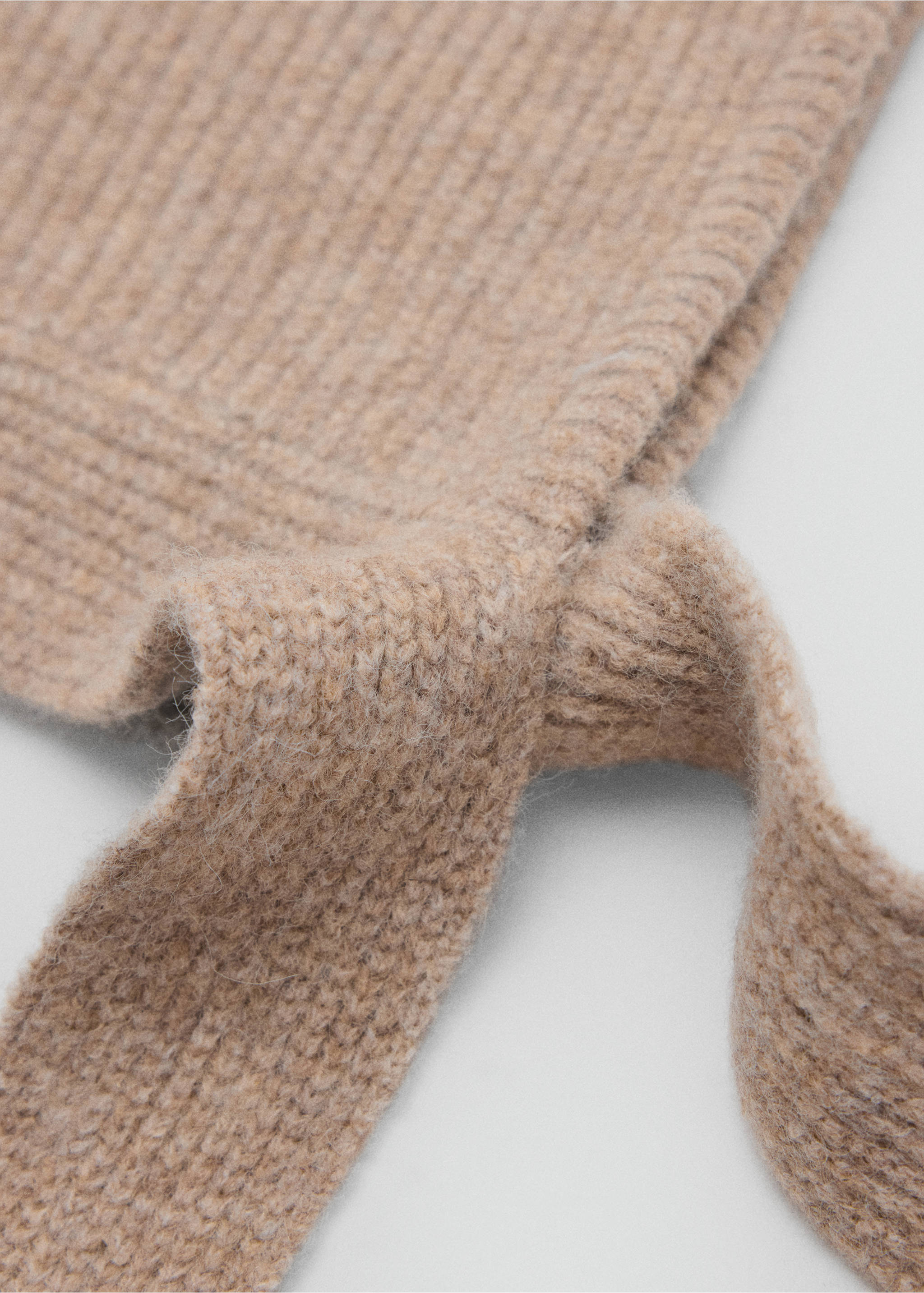 Knit bonnet with bow closure - Medium plane, Sand. Ref: 37046335-00.