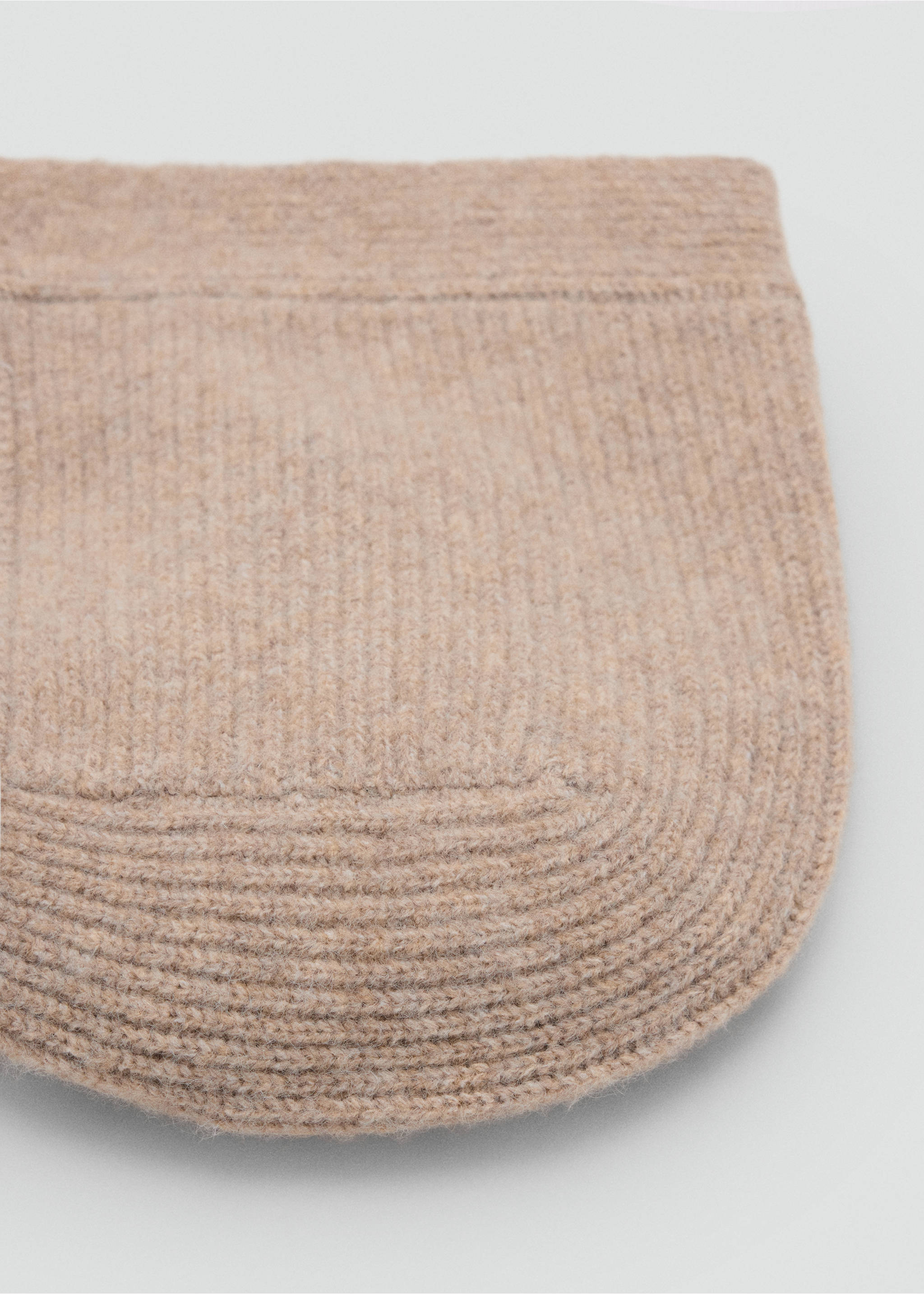 Knit bonnet with bow closure - Details of the article 1, Sand. Ref: 37046335-00.