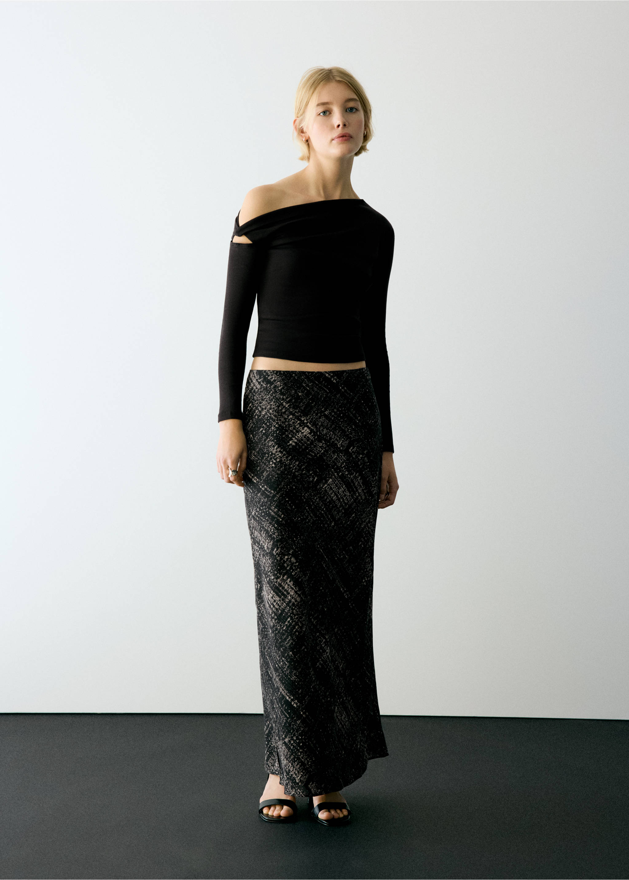 Asymmetric-neck cotton T-shirt - General plane, Black. Ref: 37046346-00.