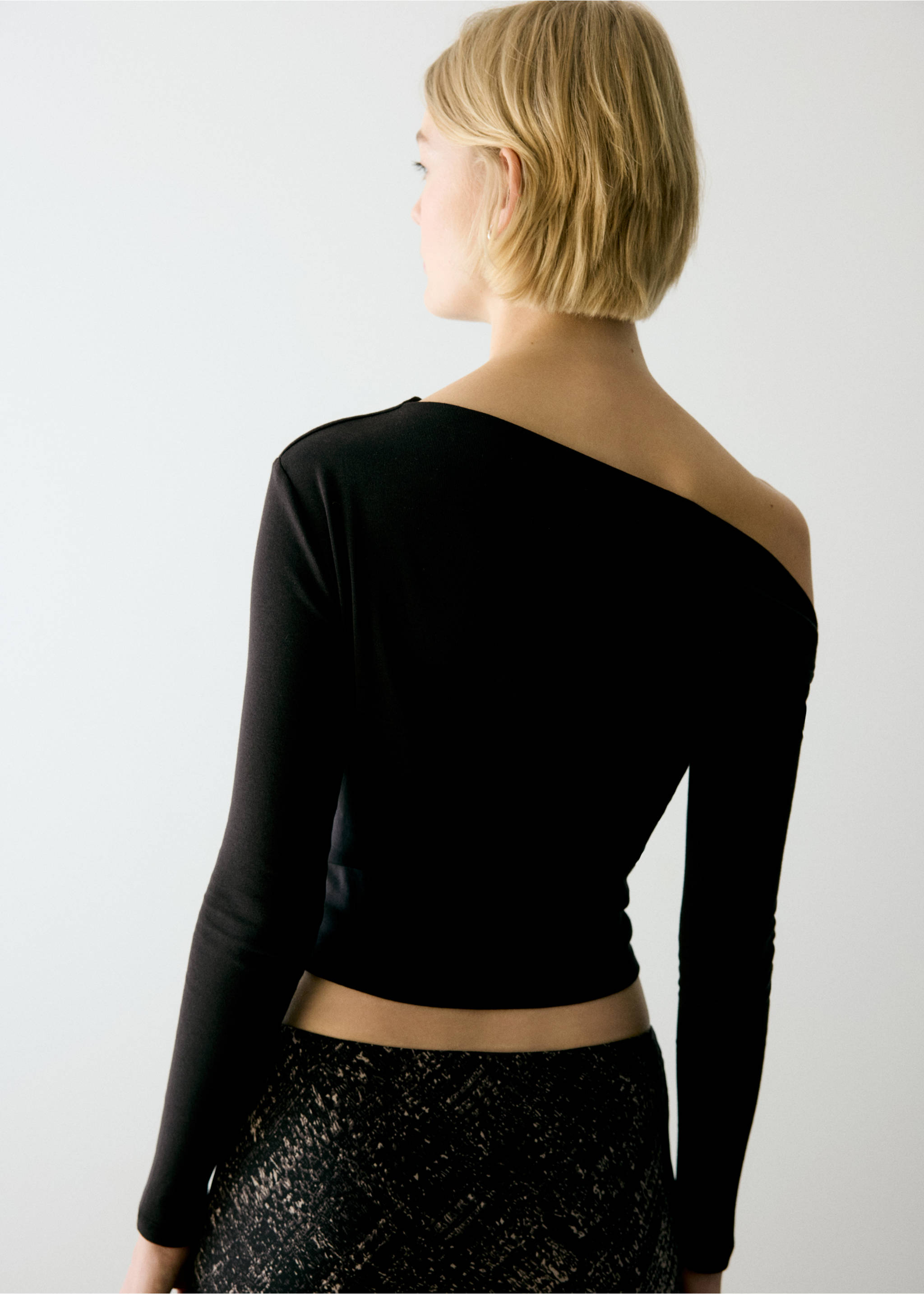 Asymmetric-neck cotton T-shirt - Reverse of the article, Black. Ref: 37046346-00.