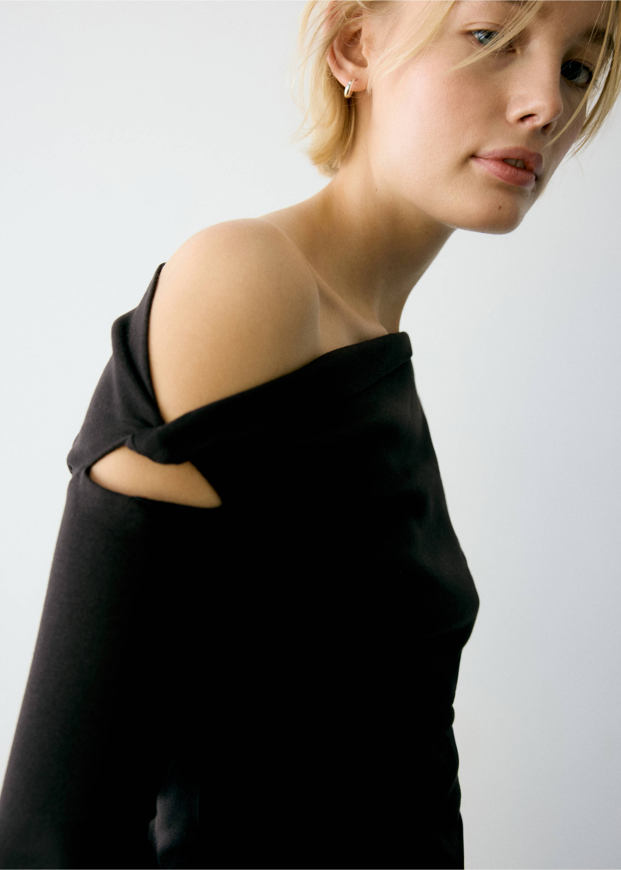 Asymmetric-neck cotton T-shirt - Details of the article 1, Black. Ref: 37046346-00.