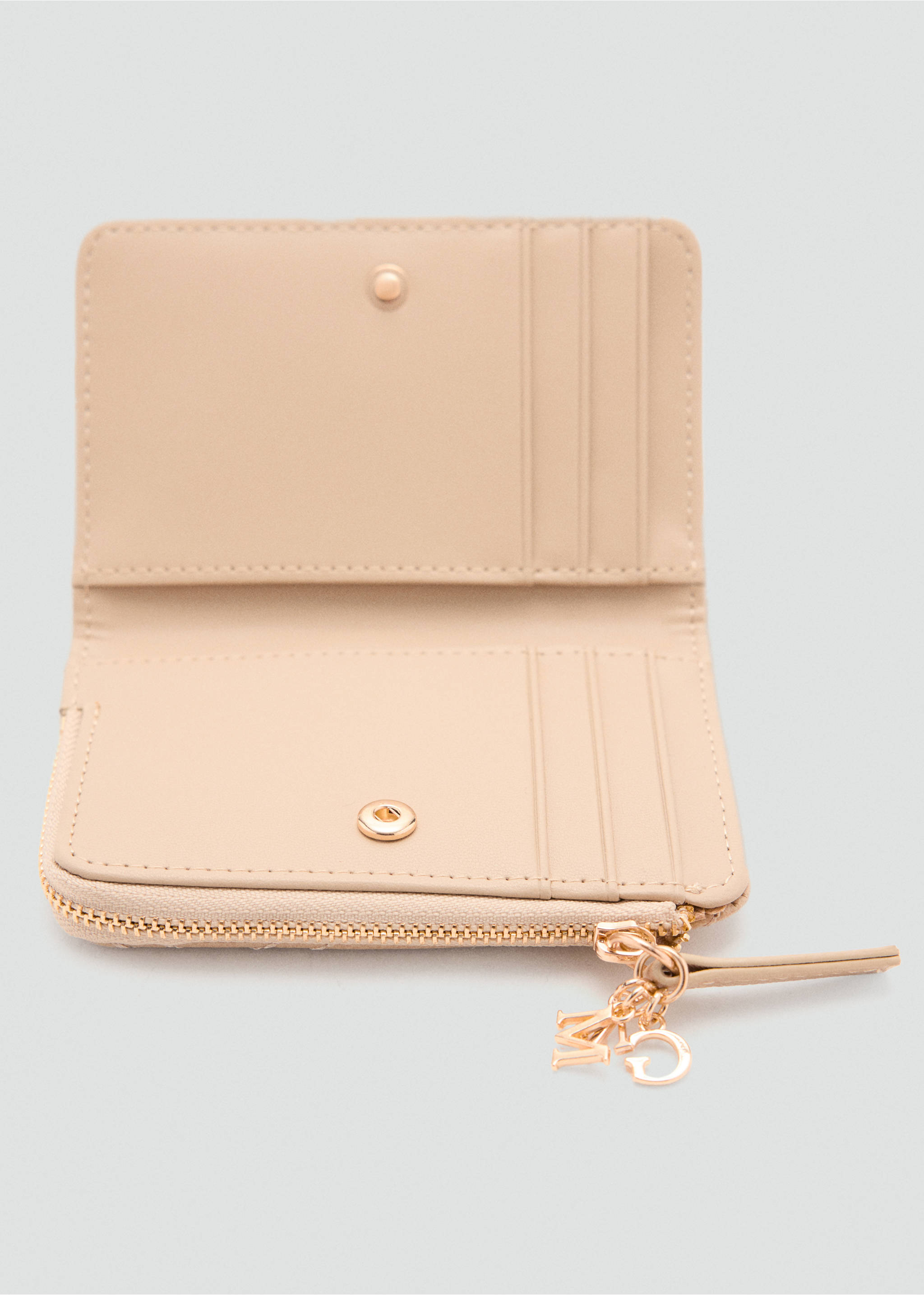 Portefeuille matelassé cuir synthétique avec breloque - Détail de l'article 1, Beige. Ref: 37046366-00.