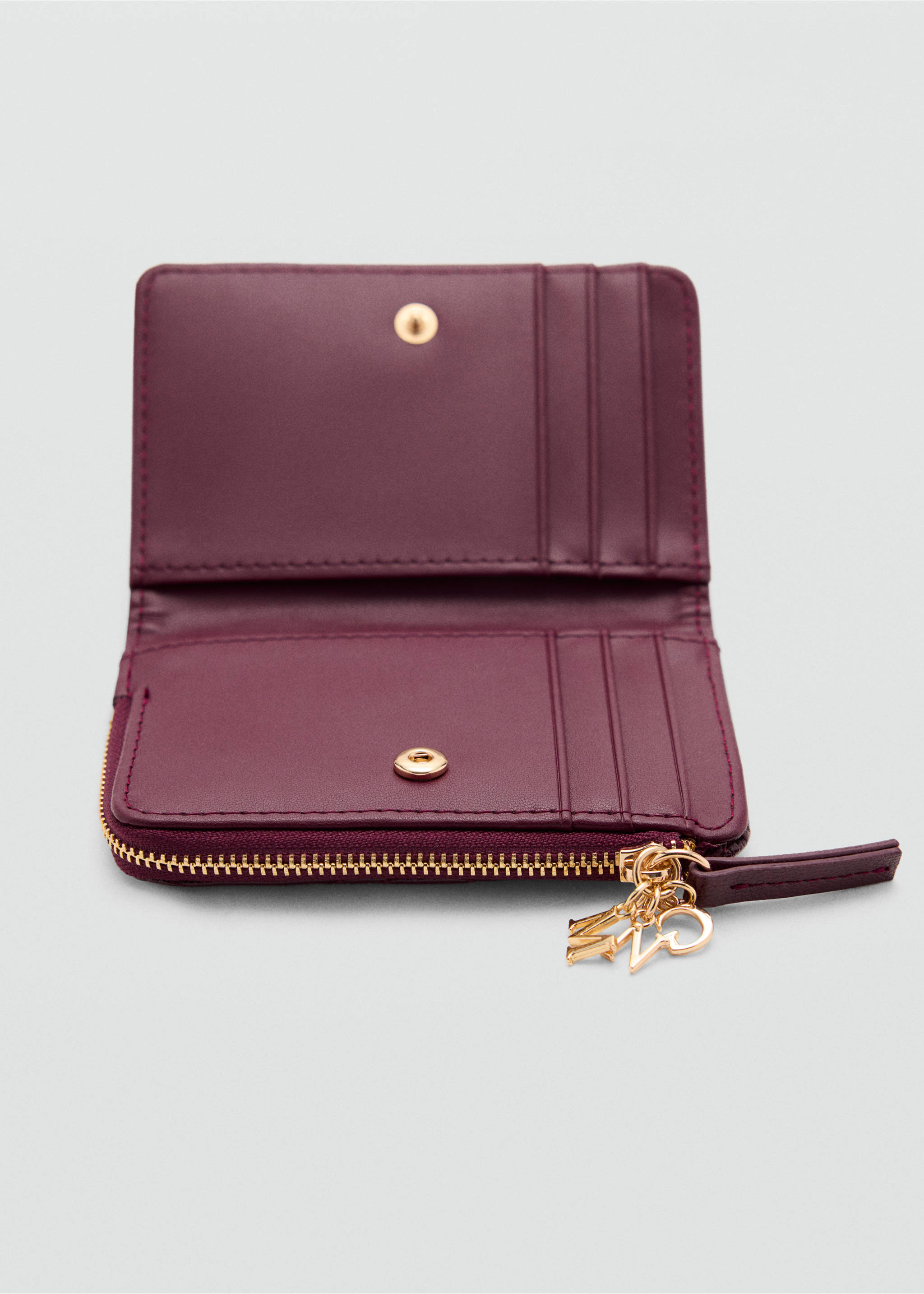 Quilted faux leather wallet with charm detail - Details of the article 1, Cherry. Ref: 37046366-00.