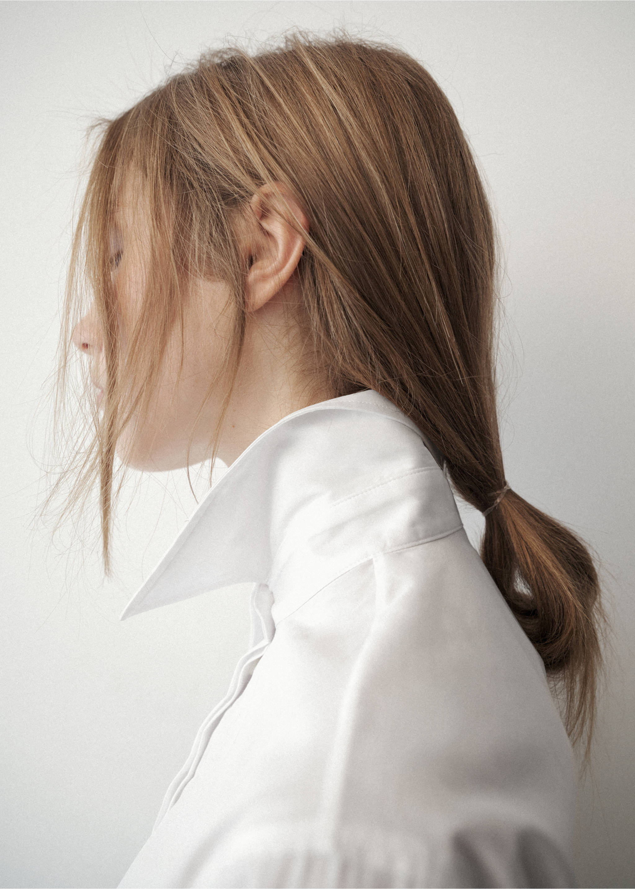 Fitted cotton shirt - Details of the article 1, White. Ref: 37046368-00.