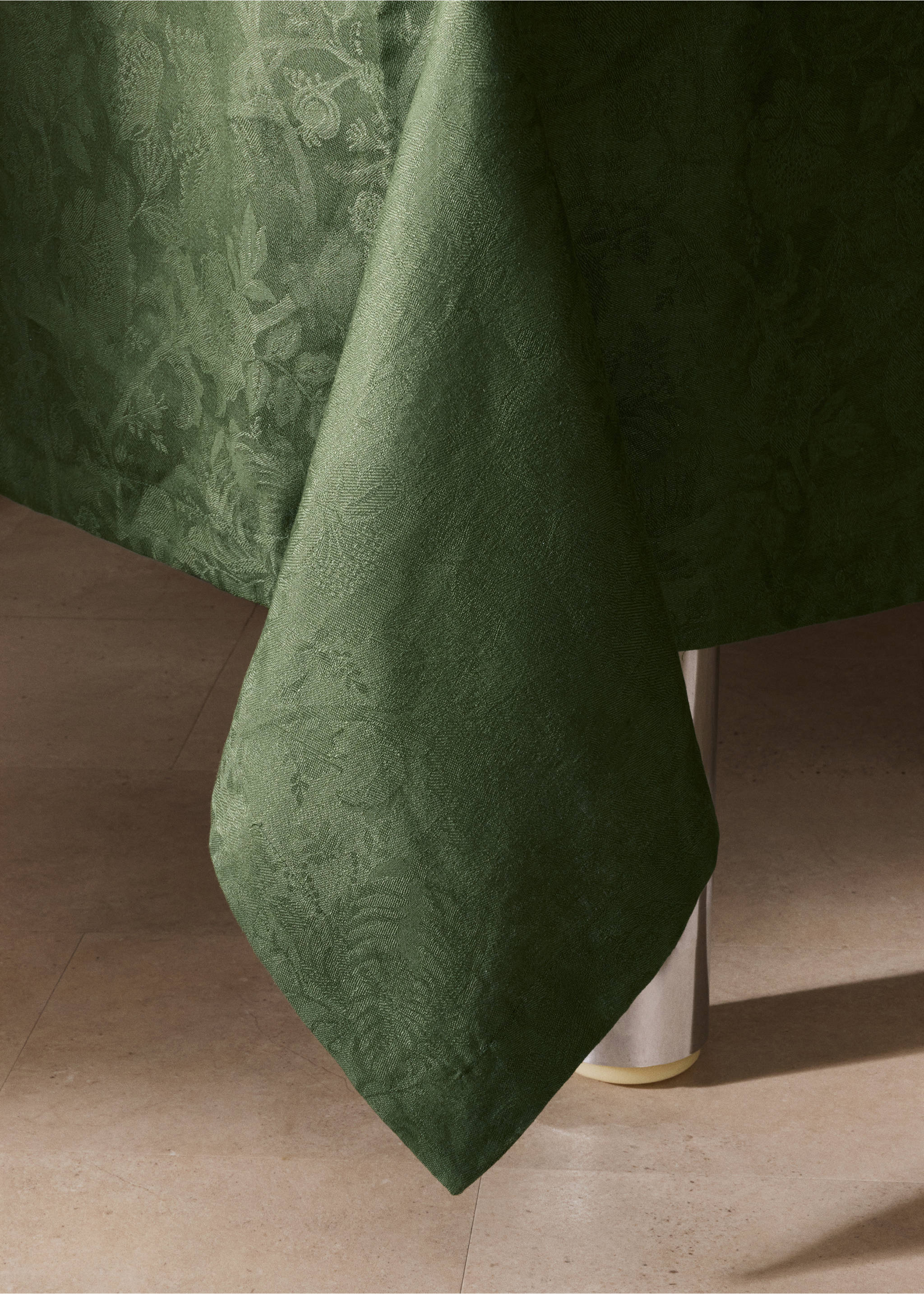 Leinentischdecke mit Jacquard-Blumenmuster für 6 bis 8 Personen - Detail des Artikels 8, Grün. Ref: 37046731-00.
