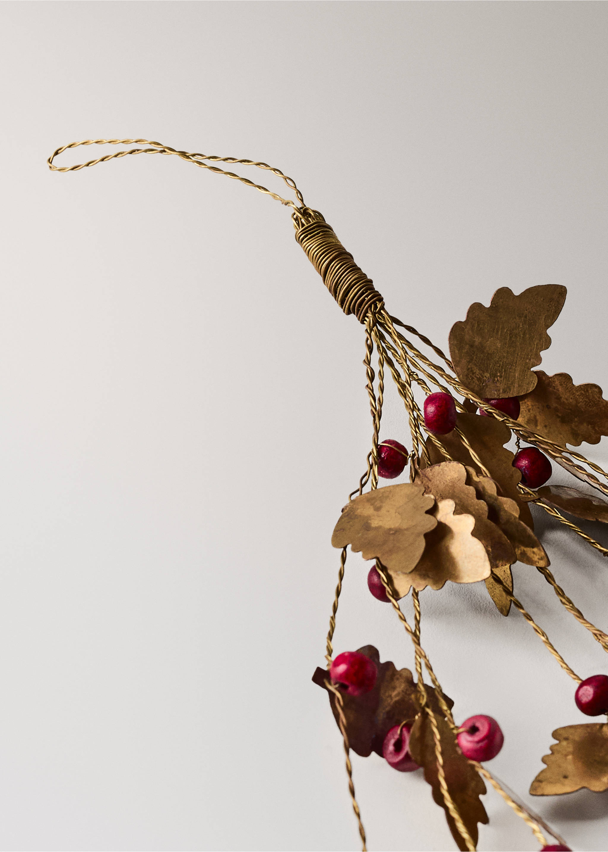 Decorative home gadget with gold-coloured wire, metal leaves and pink berries., Gold. Ref: 37046736-00.