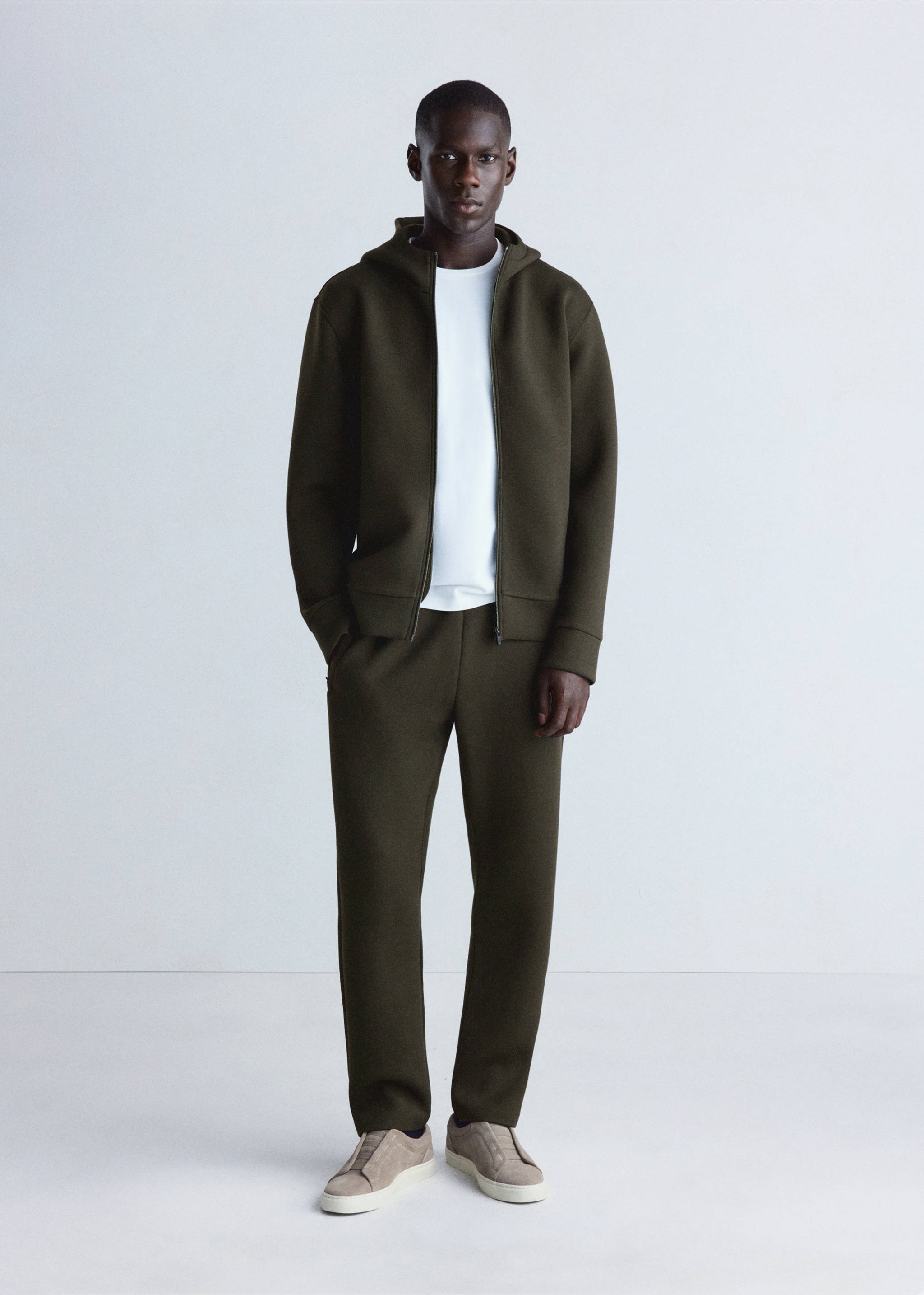 Joggers en verde oliva oscuro combinados con una sudadera con cremallera a juego y una camiseta blanca., Khaki. Ref: 37046738-00.