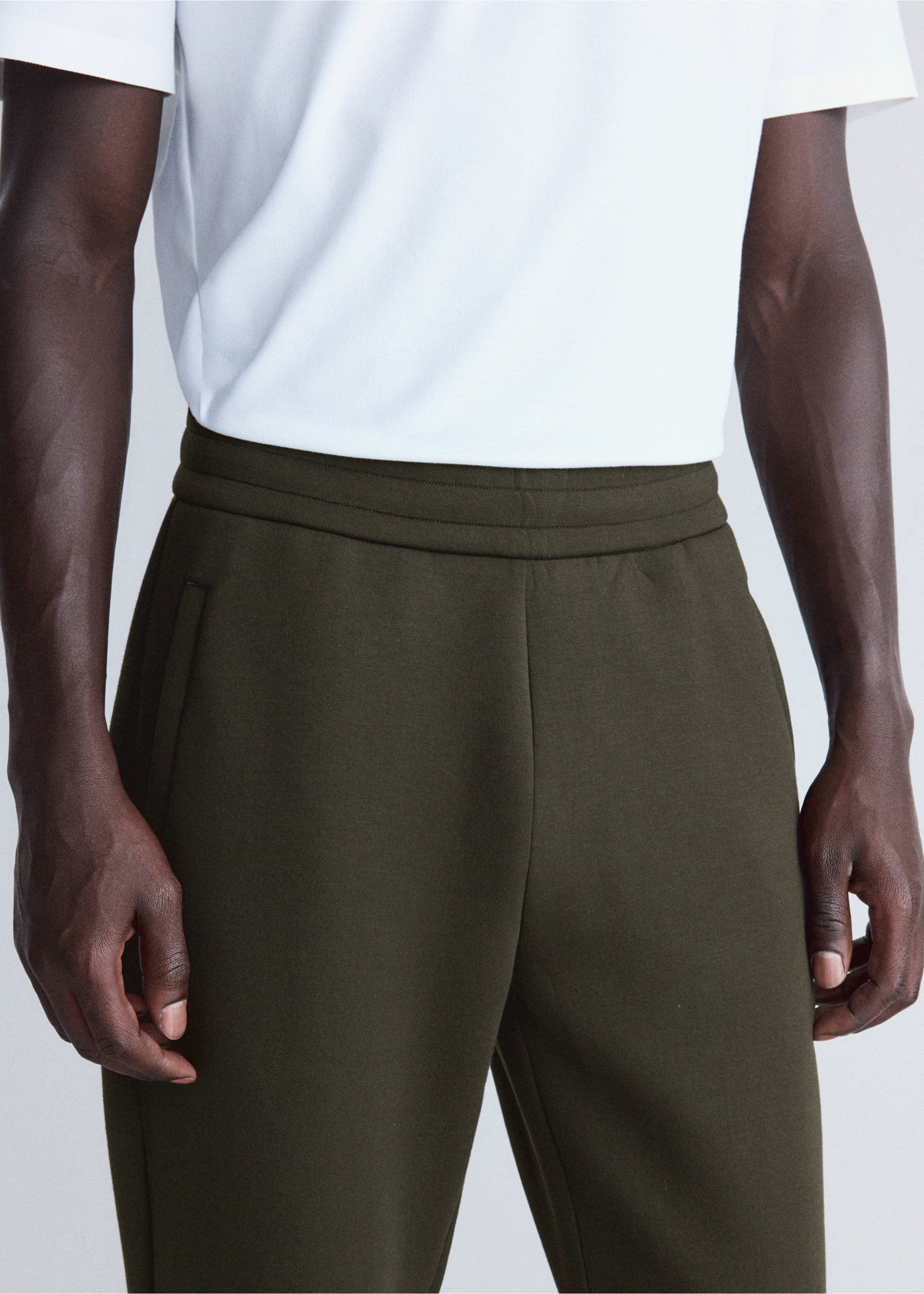 Joggers en verde kaki con cintura elástica combinados con una camiseta blanca., Khaki. Ref: 37046738-00.