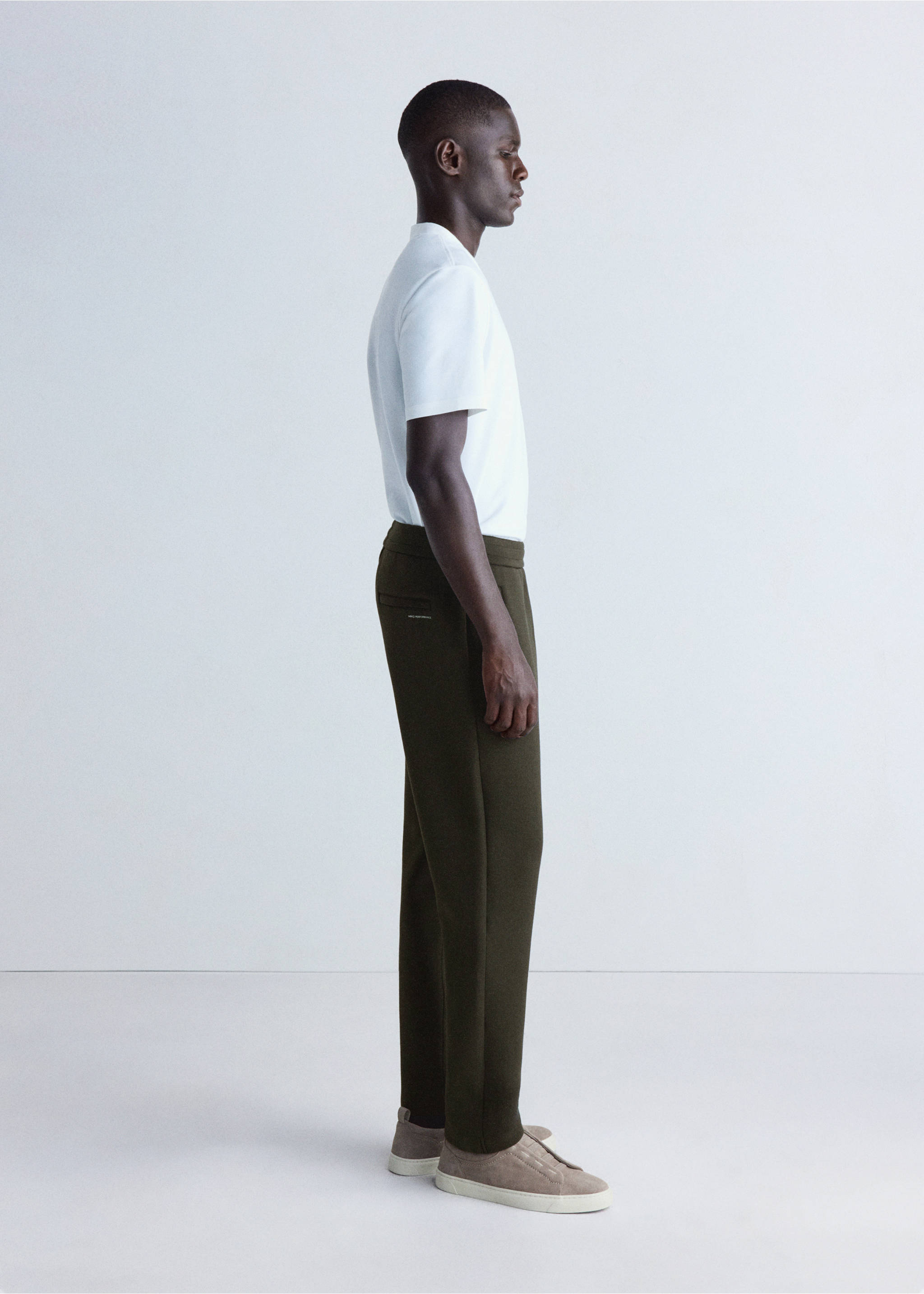 Joggers en verde oliva oscuro con diseño de pernera recta y cintura elástica, fotografiados de perfil., Khaki. Ref: 37046738-00.