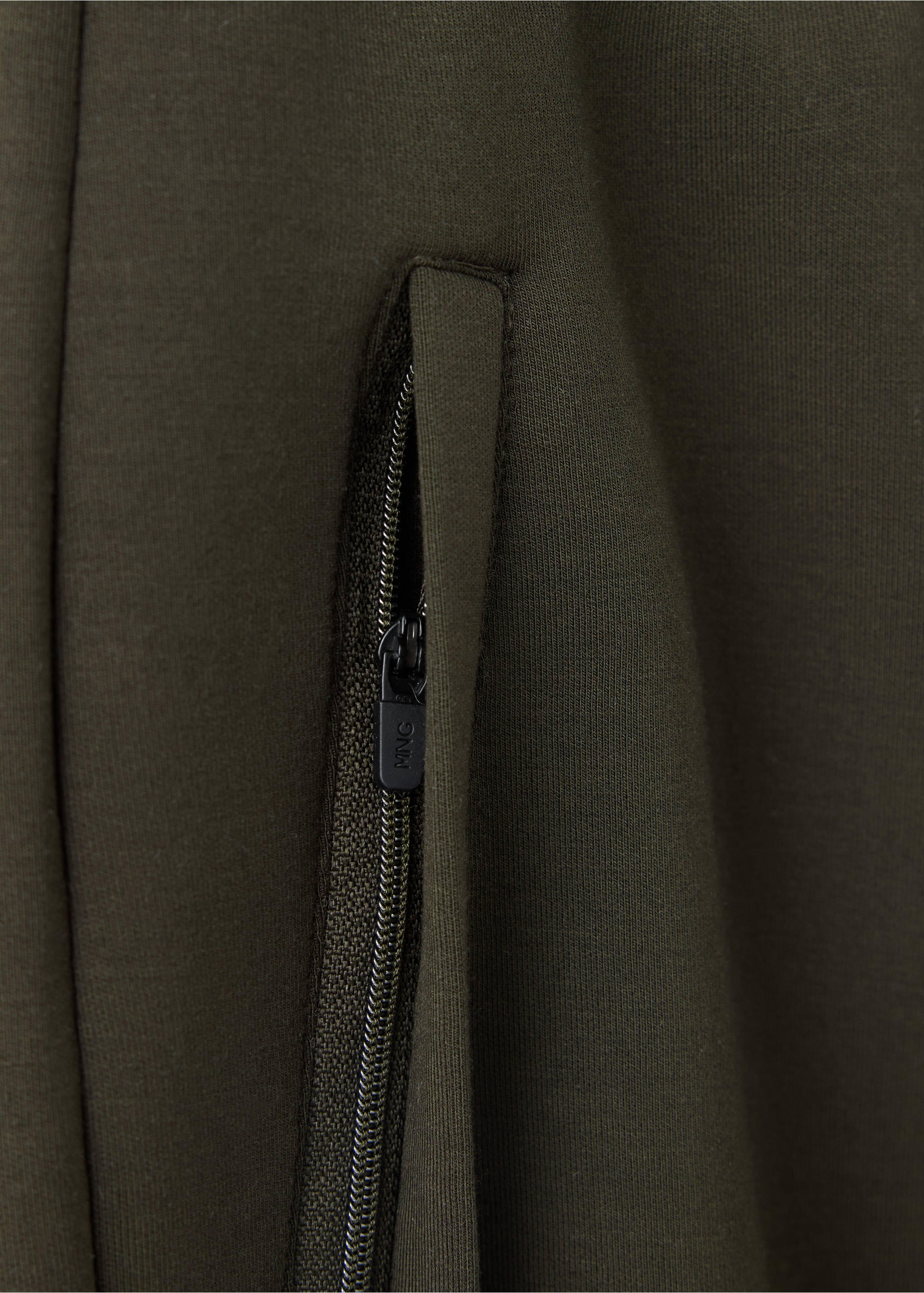 Primer plano de un bolsillo de joggers verde caqui oscuro con cremallera negra., Khaki. Ref: 37046738-00.