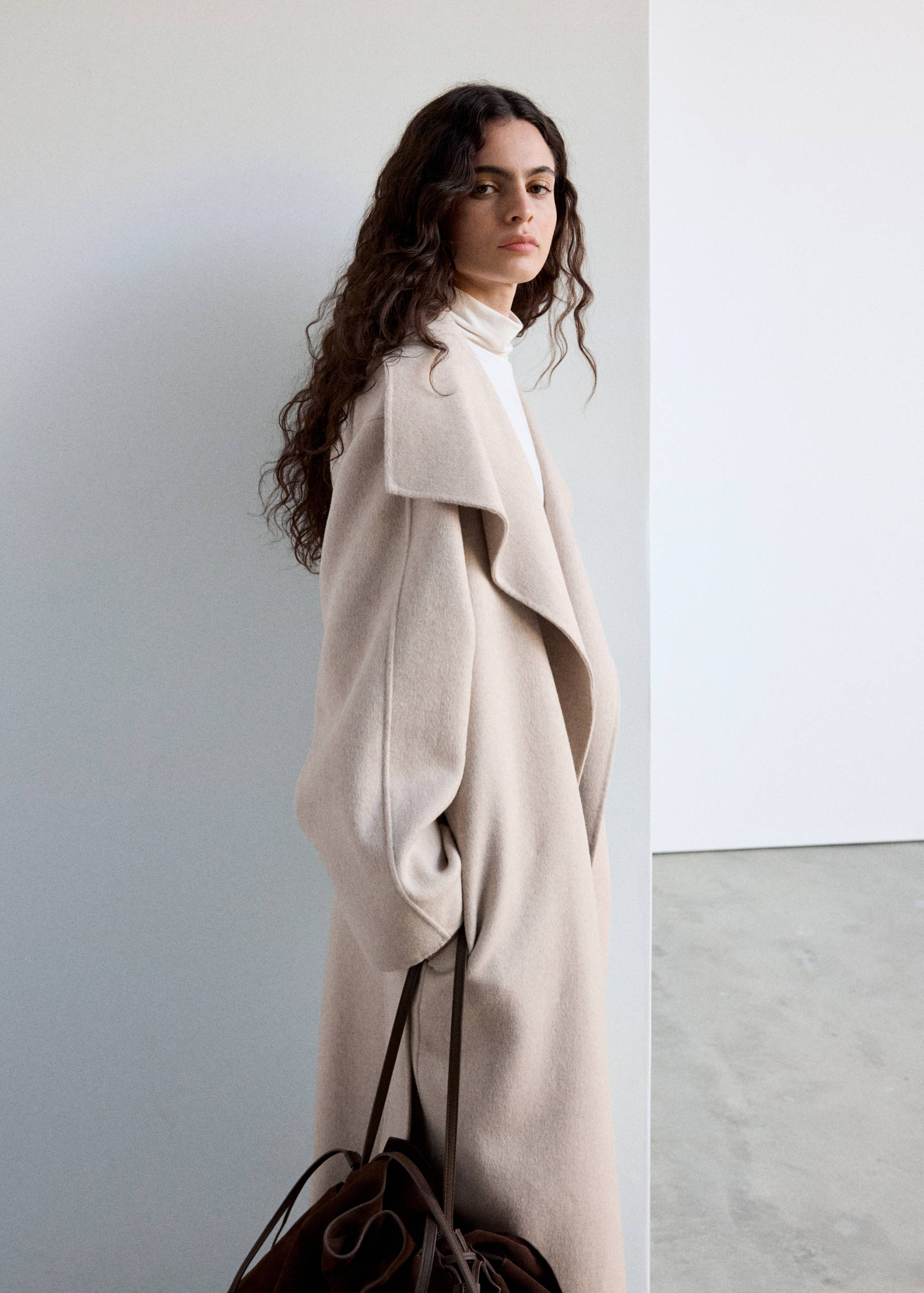 Manteau laine fait à la main ceinture - Plan moyen