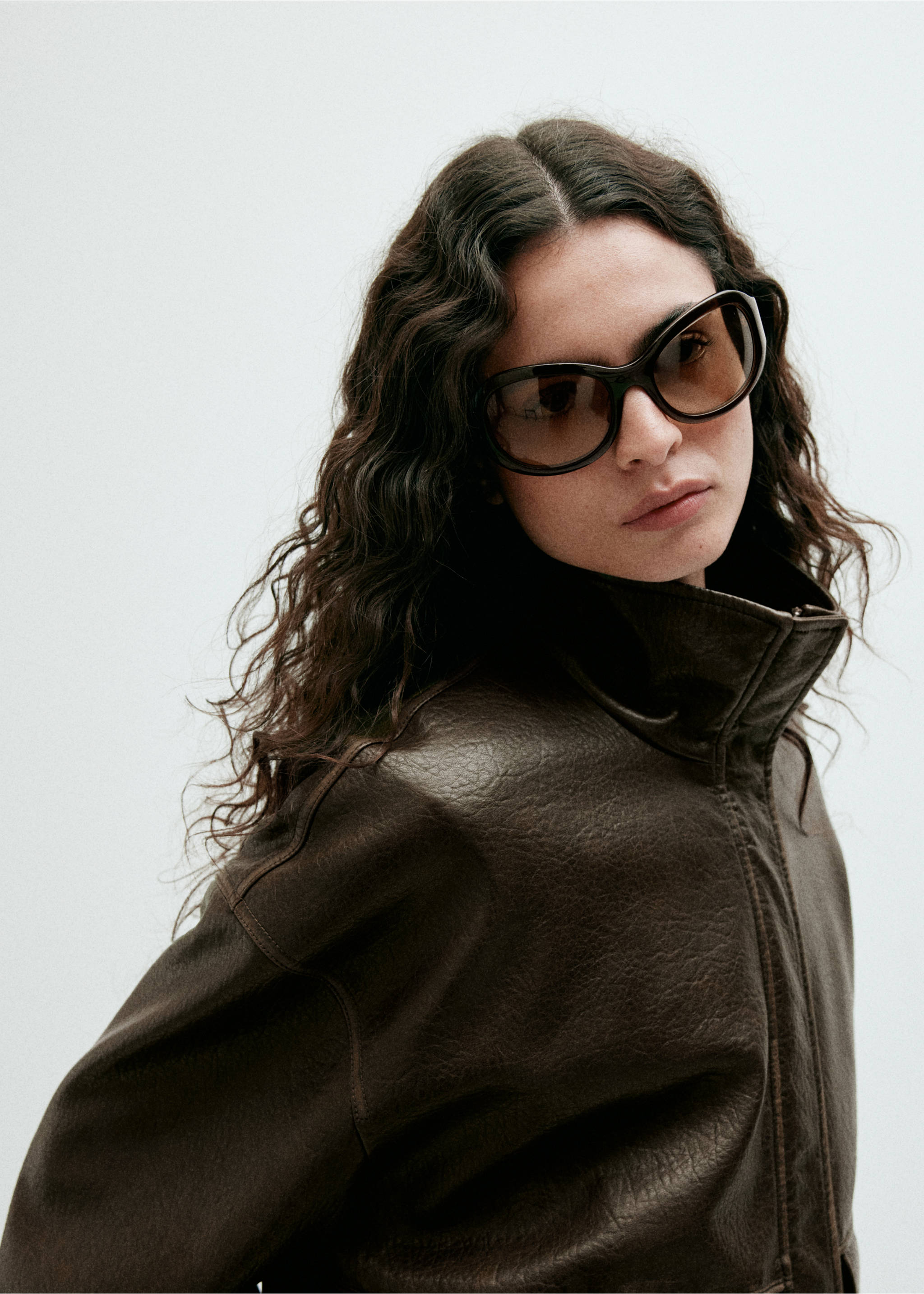 Dark brown leather jacket with high collar worn with sunglasses., Khaki. Ref: 37046742-00.