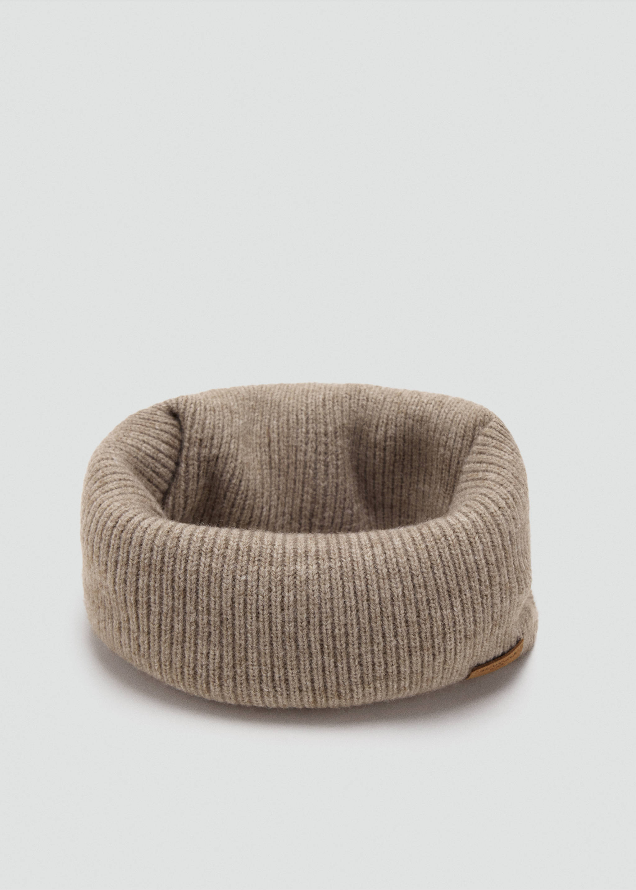 Ribbed scarf with relief logo - Details of the article 1, Sand. Ref: 37047118-00.