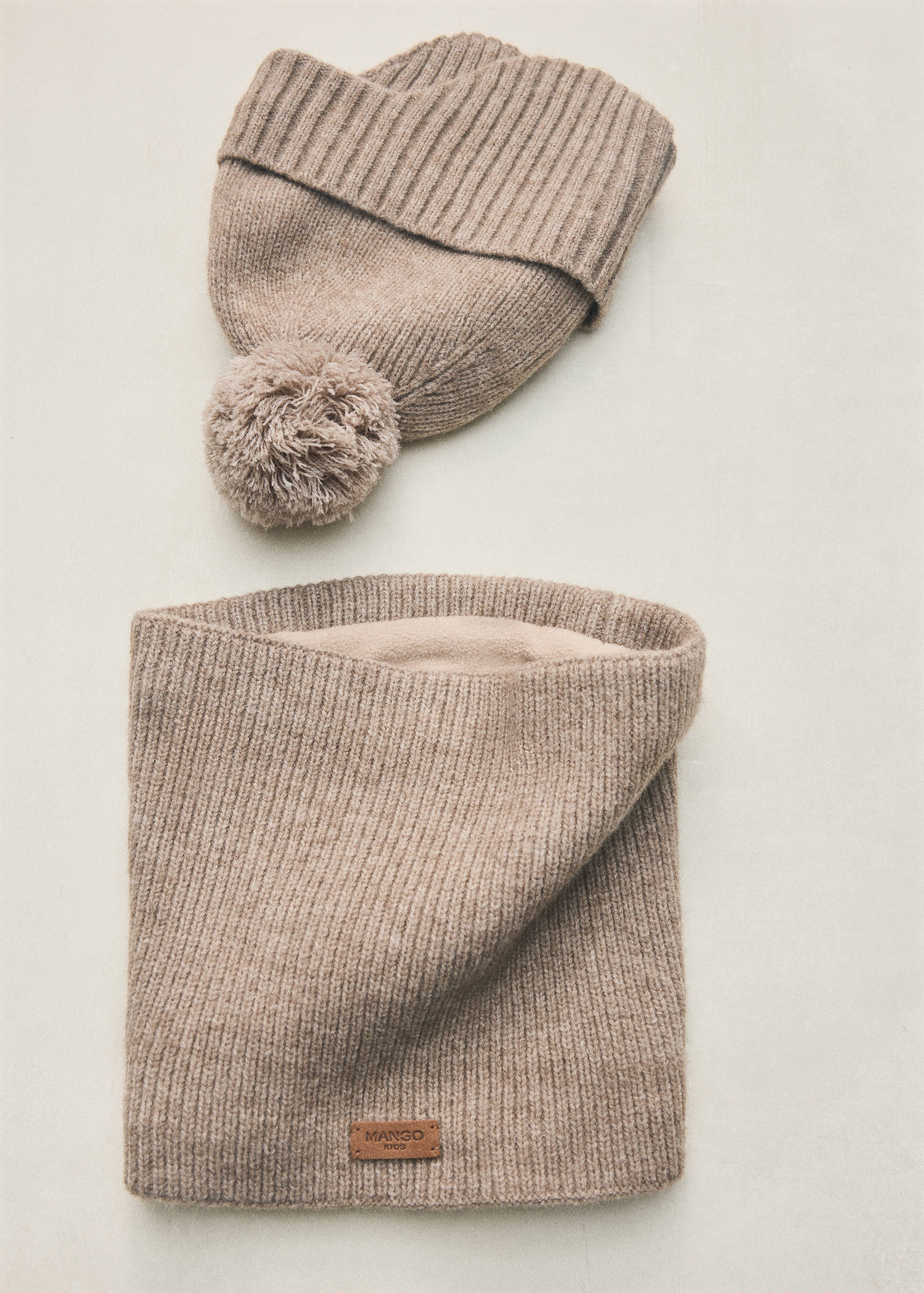 Ribbed scarf with relief logo - Details of the article 5