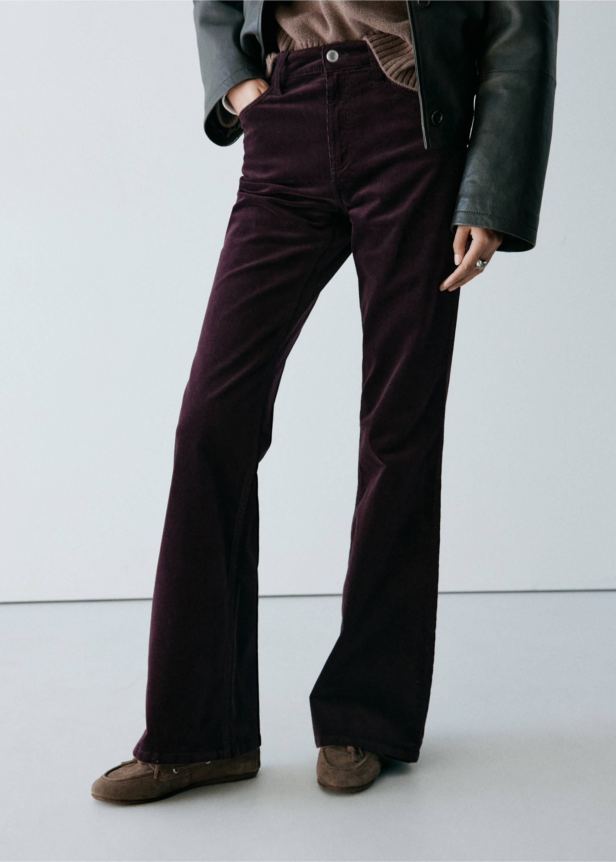 Dark plum purple corduroy trousers with a mid-rise fit., Wine. Ref: 37047788-00.