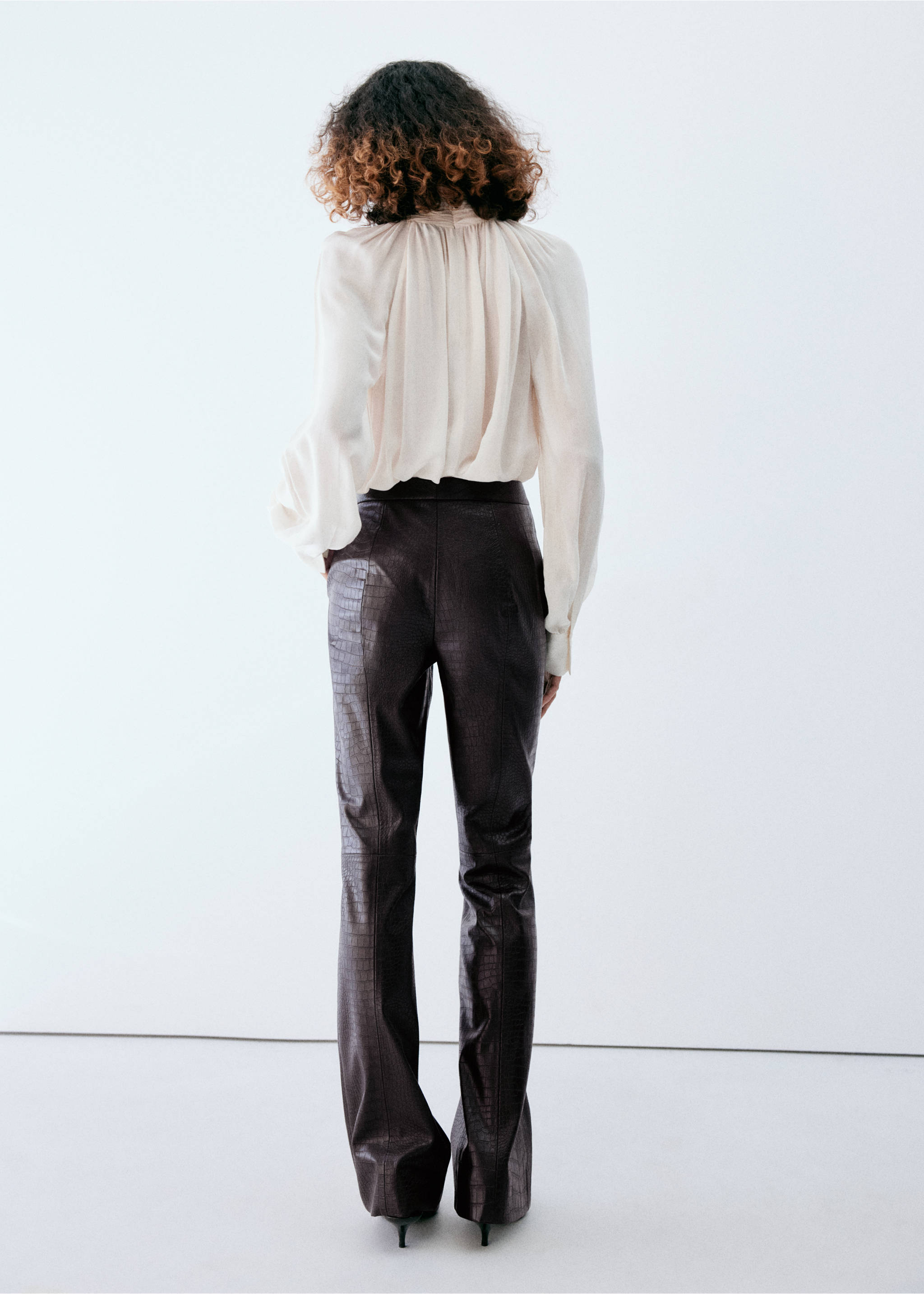 Dark brown crocodile-effect trousers, back view., Chocolate. Ref: 37047789-00.