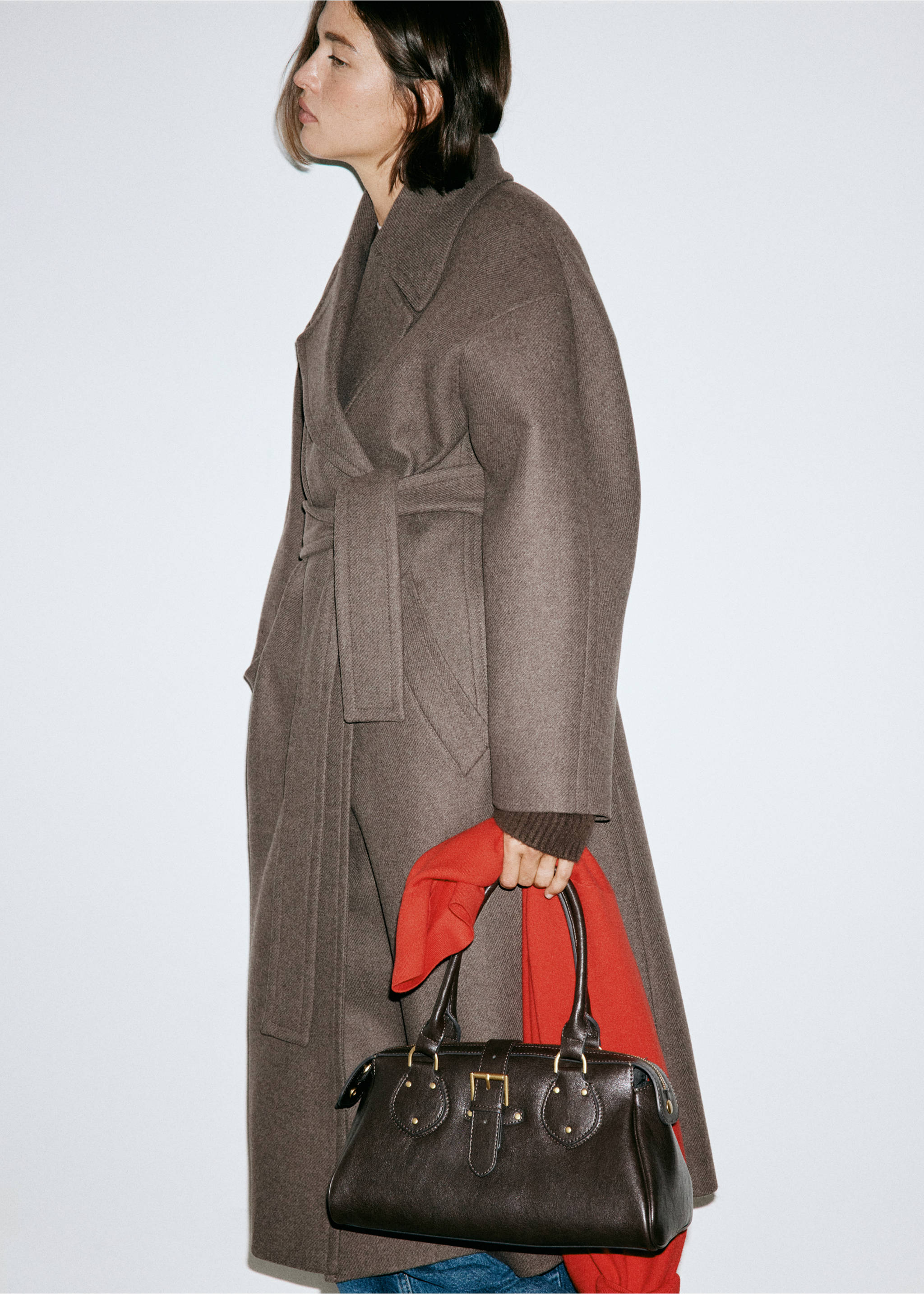 Coat traviata - Details of the article 6, Medium Brown. Ref: 37047805-00.