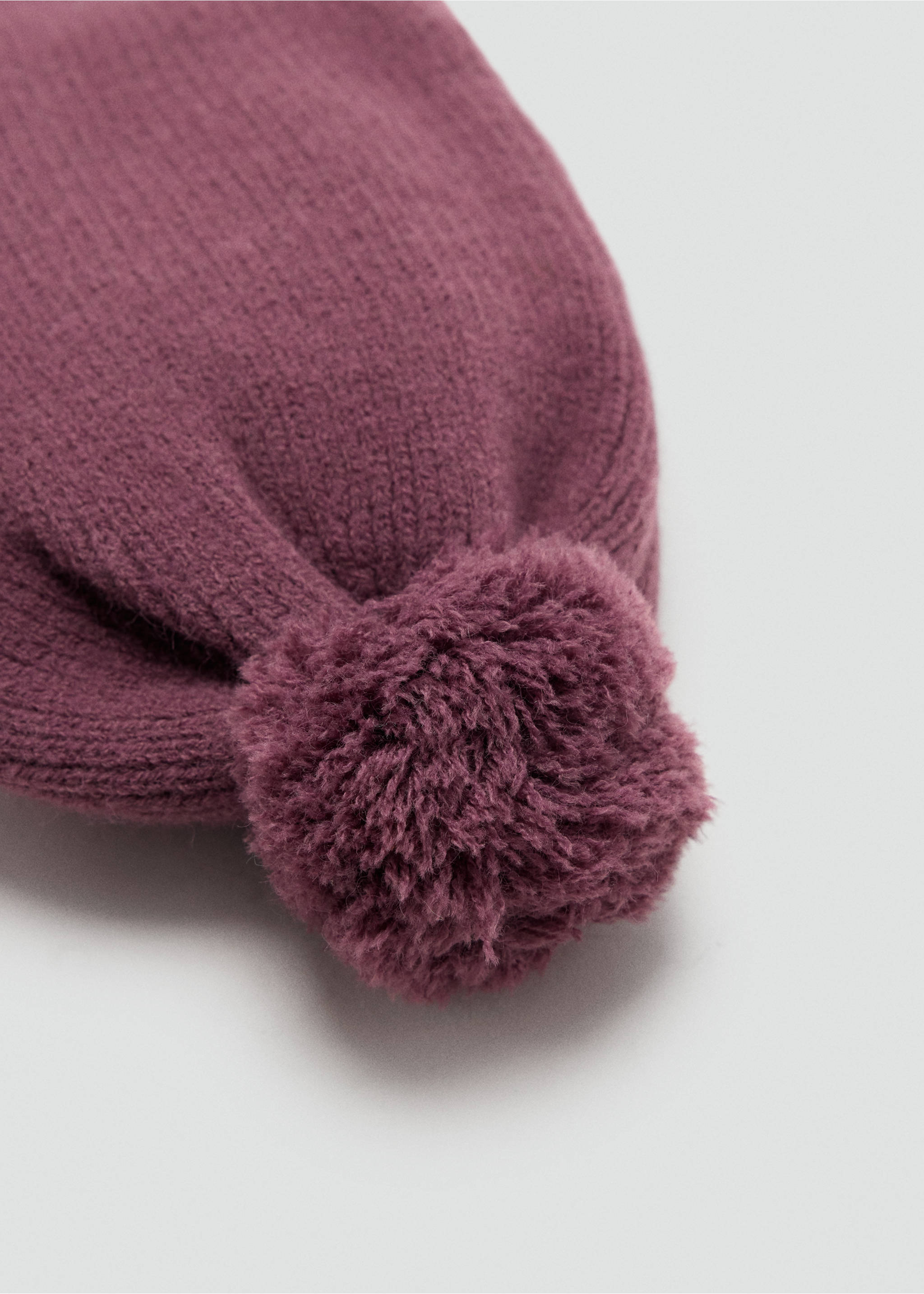 Plum knit beanie hat with a matching pom-pom., Wine. Ref: 37047807-00.
