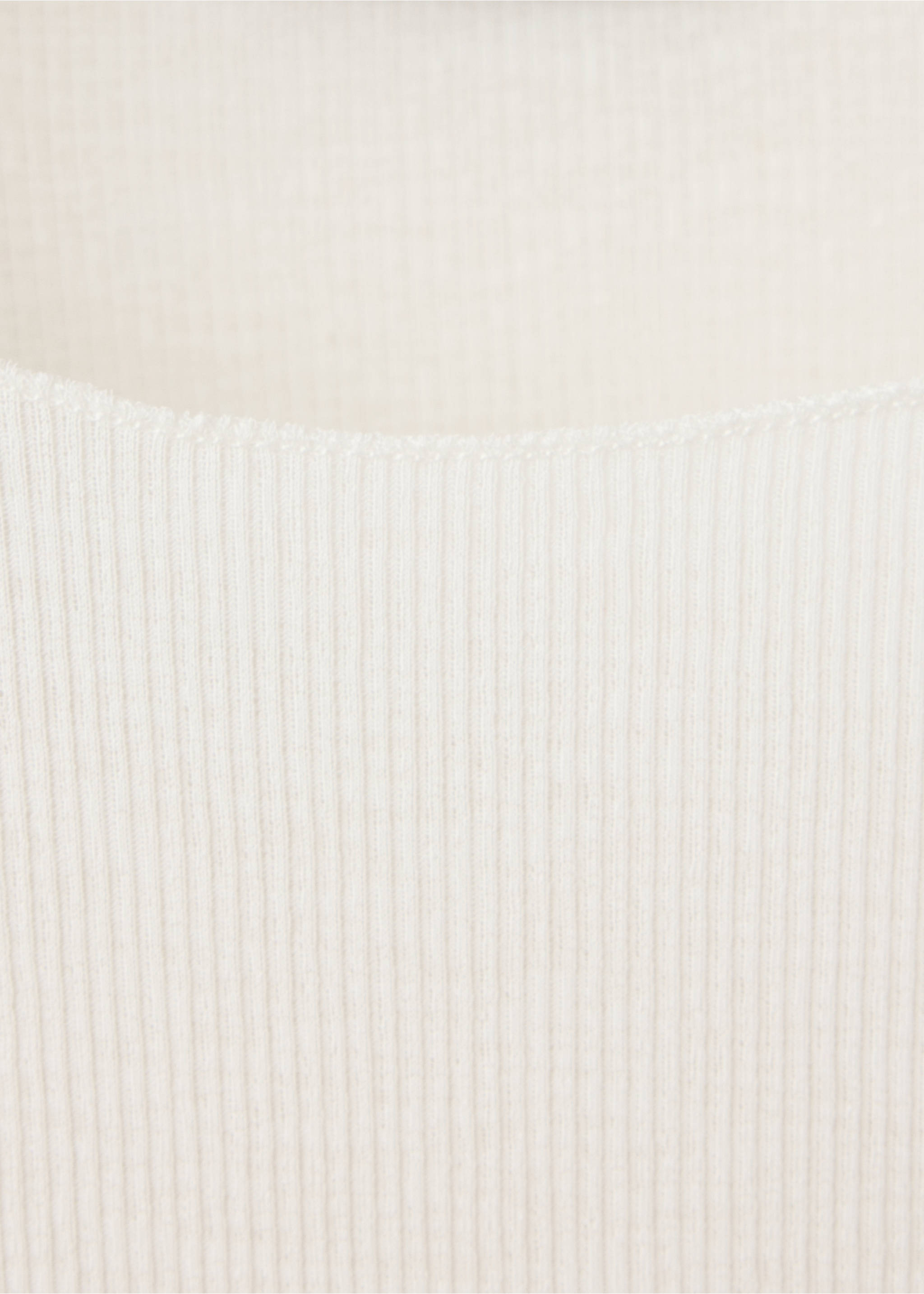Primer plano de la textura del tejido de la camiseta de canalé en color blanco roto., Blanco. Ref: 37047810-00.