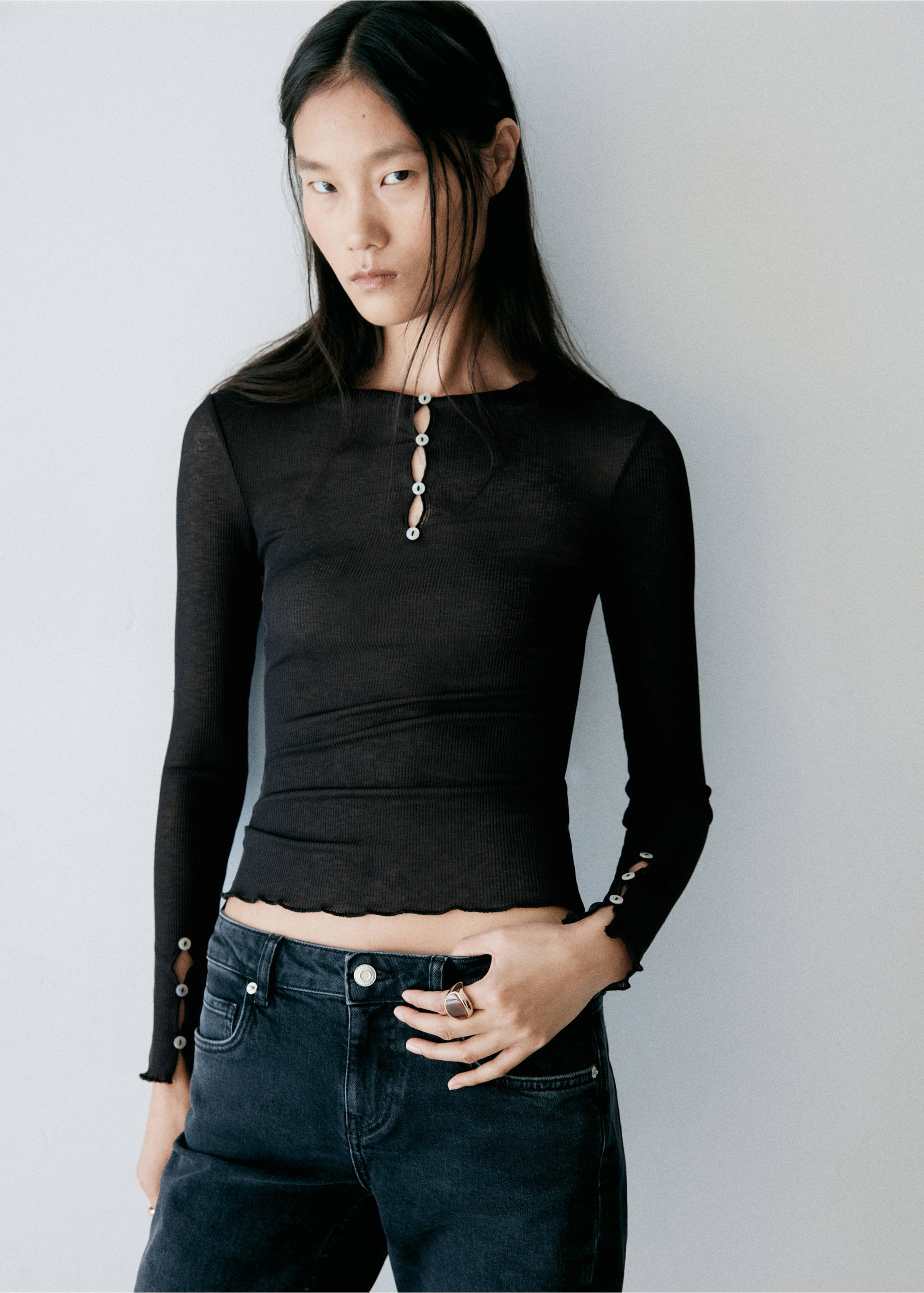 T-shirt semi-transparent à boutons - Plan moyen, Noir. Ref: 37047812-00.