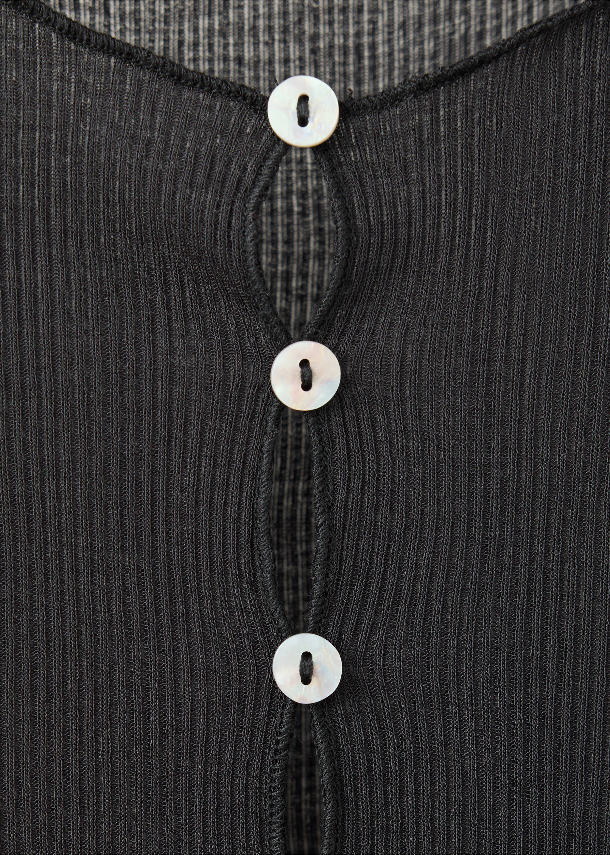 Camiseta semitransparente botones - Detalle del artículo 8, Negro. Ref: 37047812-00.