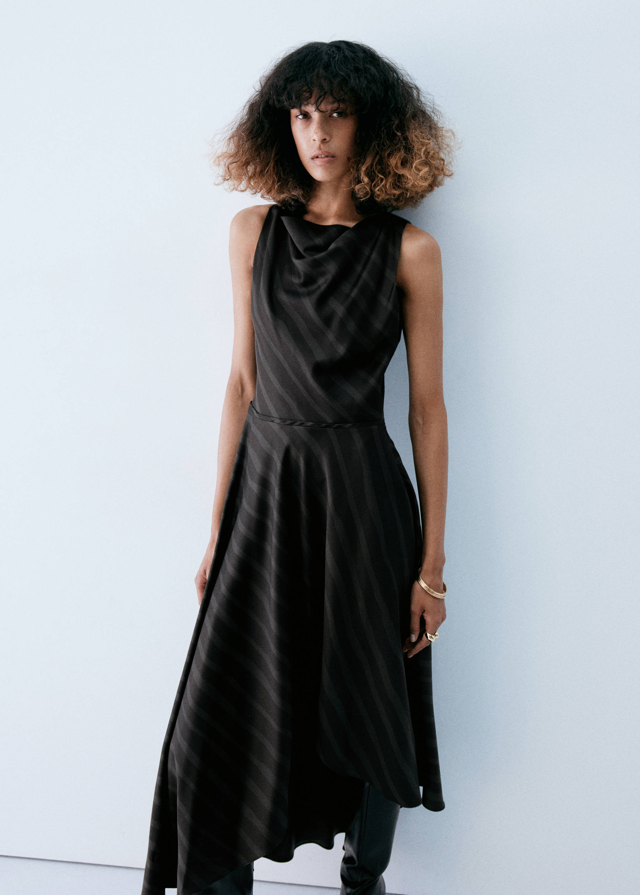 Striped dress with an asymmetric hem - Medium plane