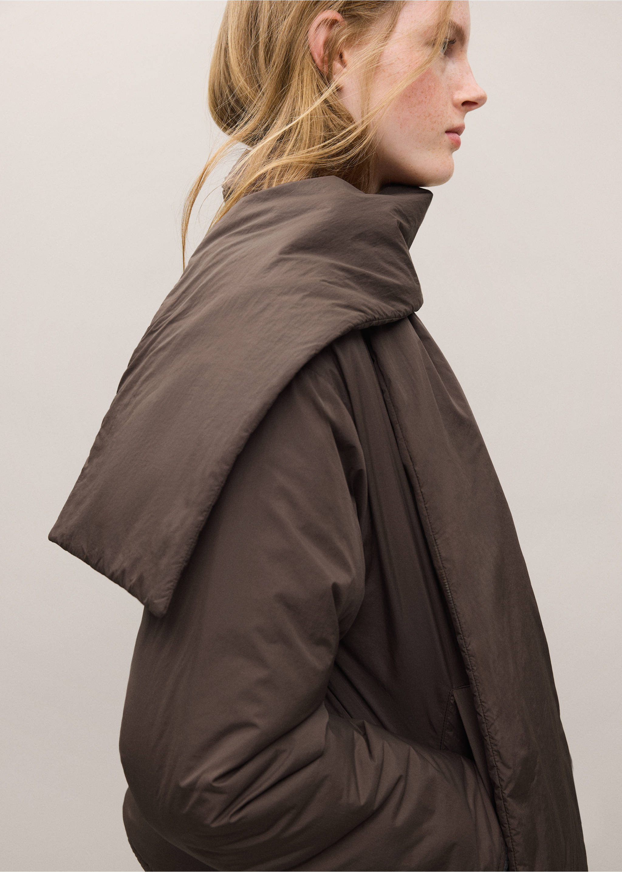Anorak acolchado de color marrón oscuro con cuello alto y cuello bufanda ancho., Marrón. Ref: 37047887-00.